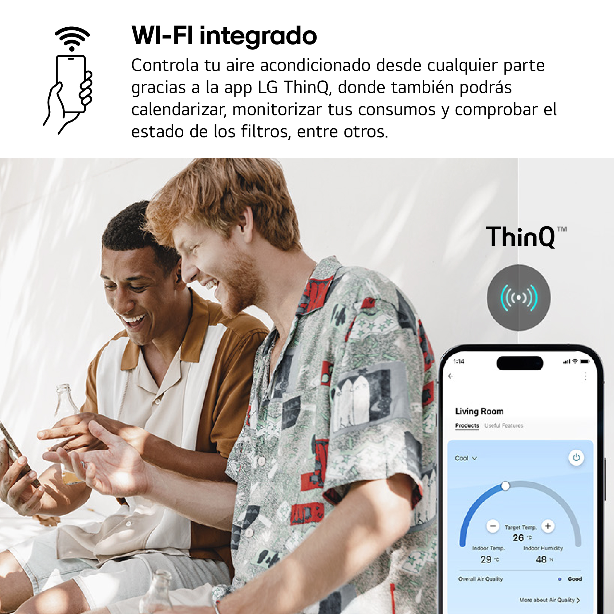 Dos hombres mirando un teléfono, con interfaz de una aplicación de hogar inteligente, en un salón.