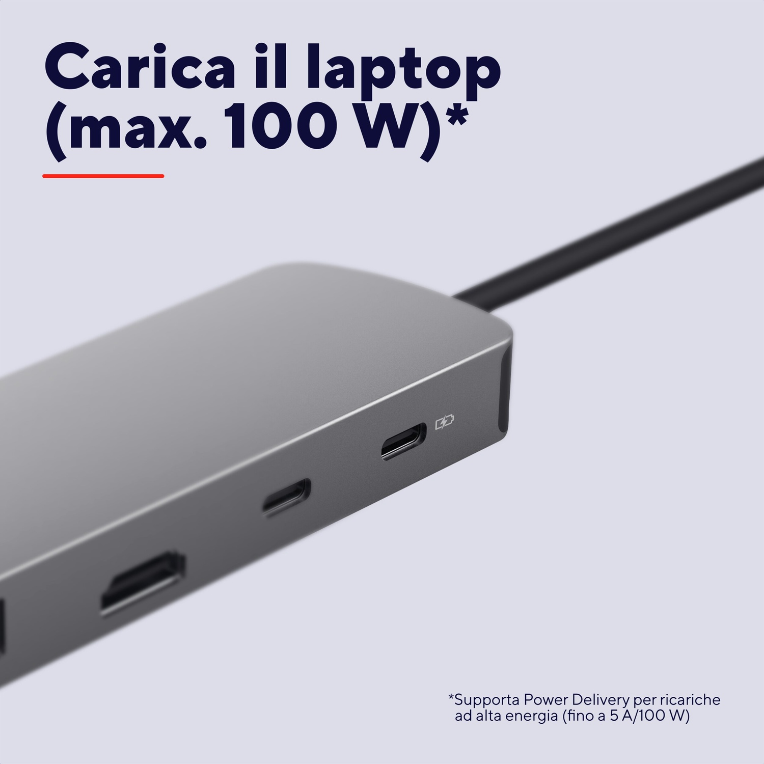 Un hub grigio con cavo nero carica un dispositivo. Testo: Carica il laptop.