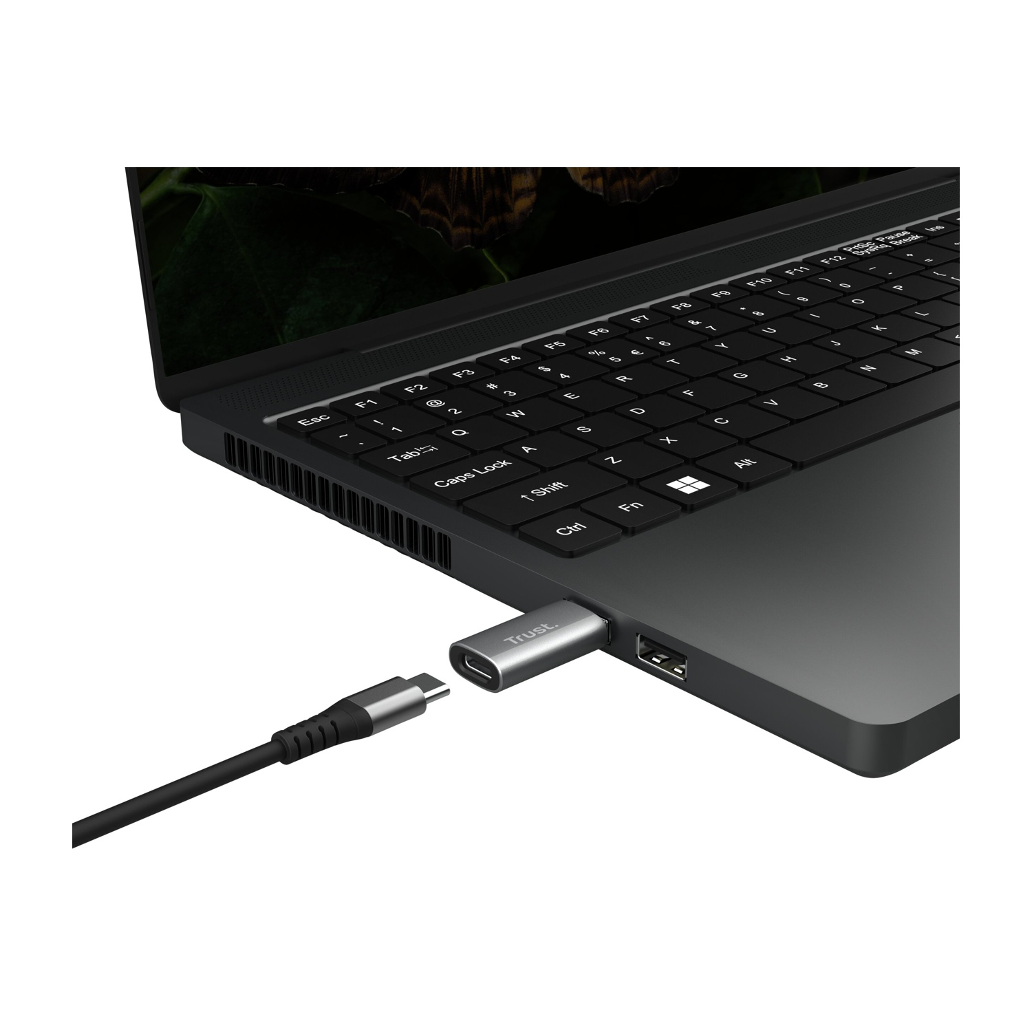 Un laptop con un adattatore USB-C collegato a una porta USB.