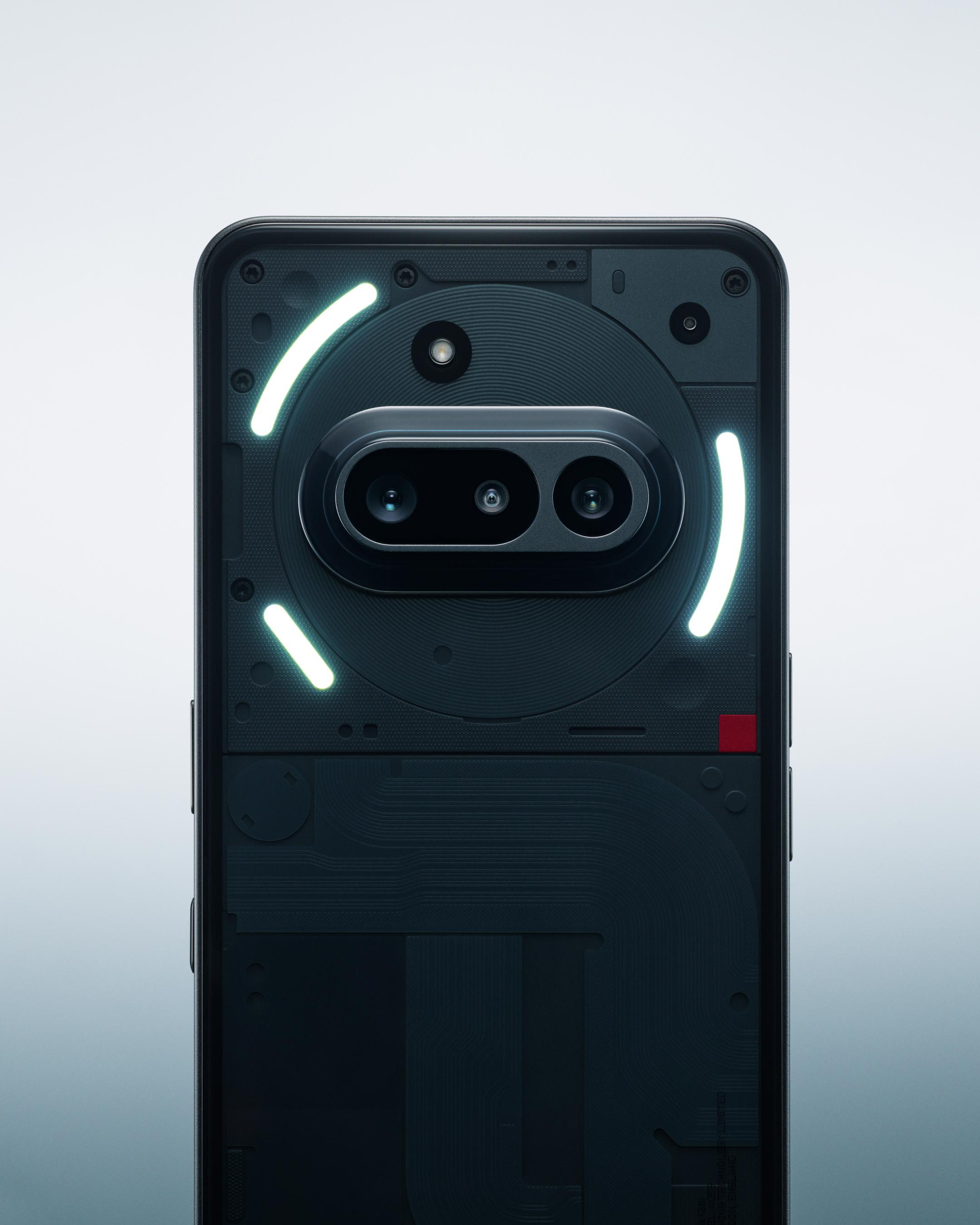 Die Rückseite eines schwarzen Nothing-Telefons. Es hat ein transparentes Design mit Kameras und leuchtend weißen Lichtern.