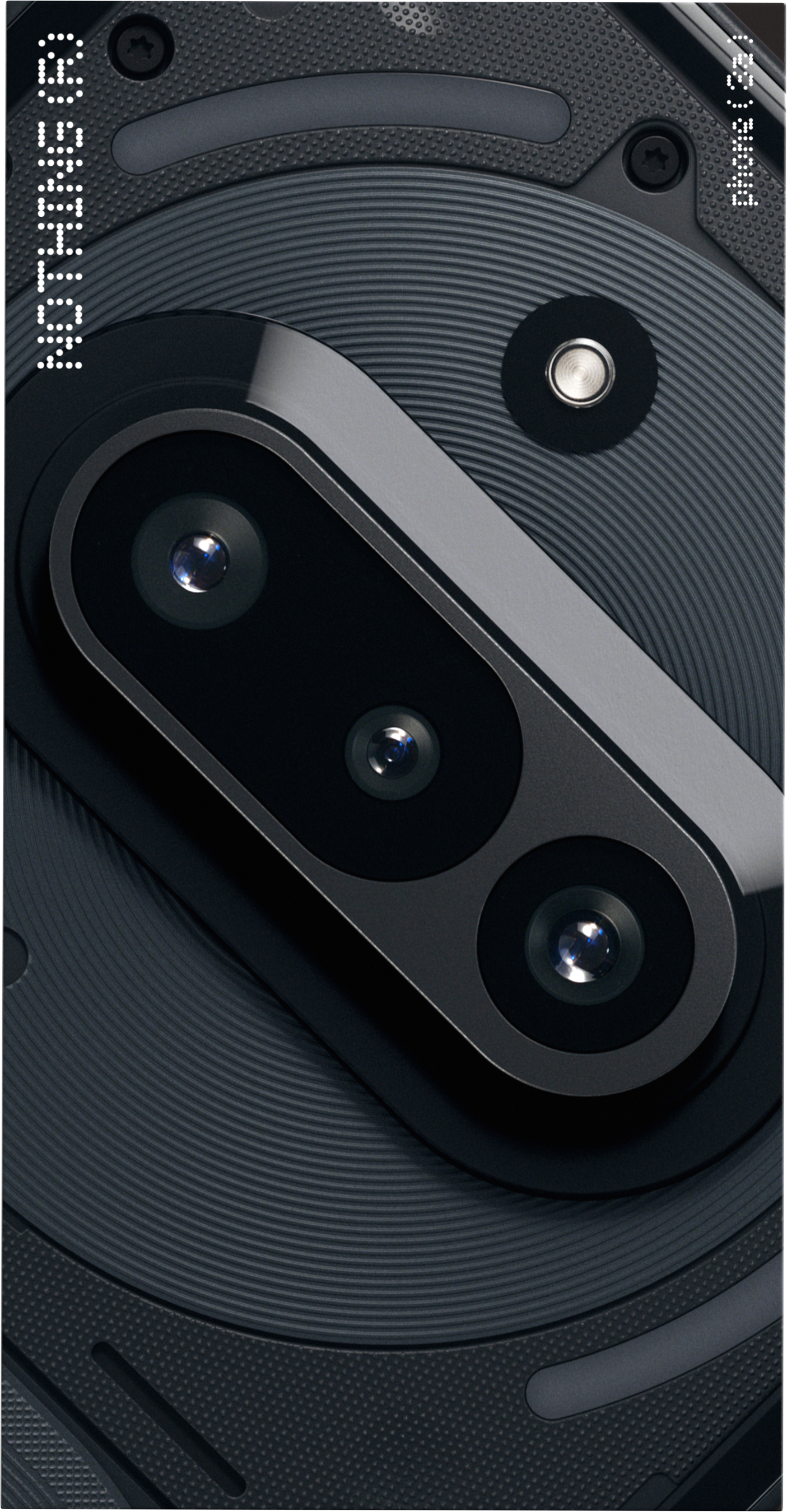 Nahaufnahme der Kamera eines Telefons. Schwarz, mit drei Linsen. Schwarzer Hintergrund.