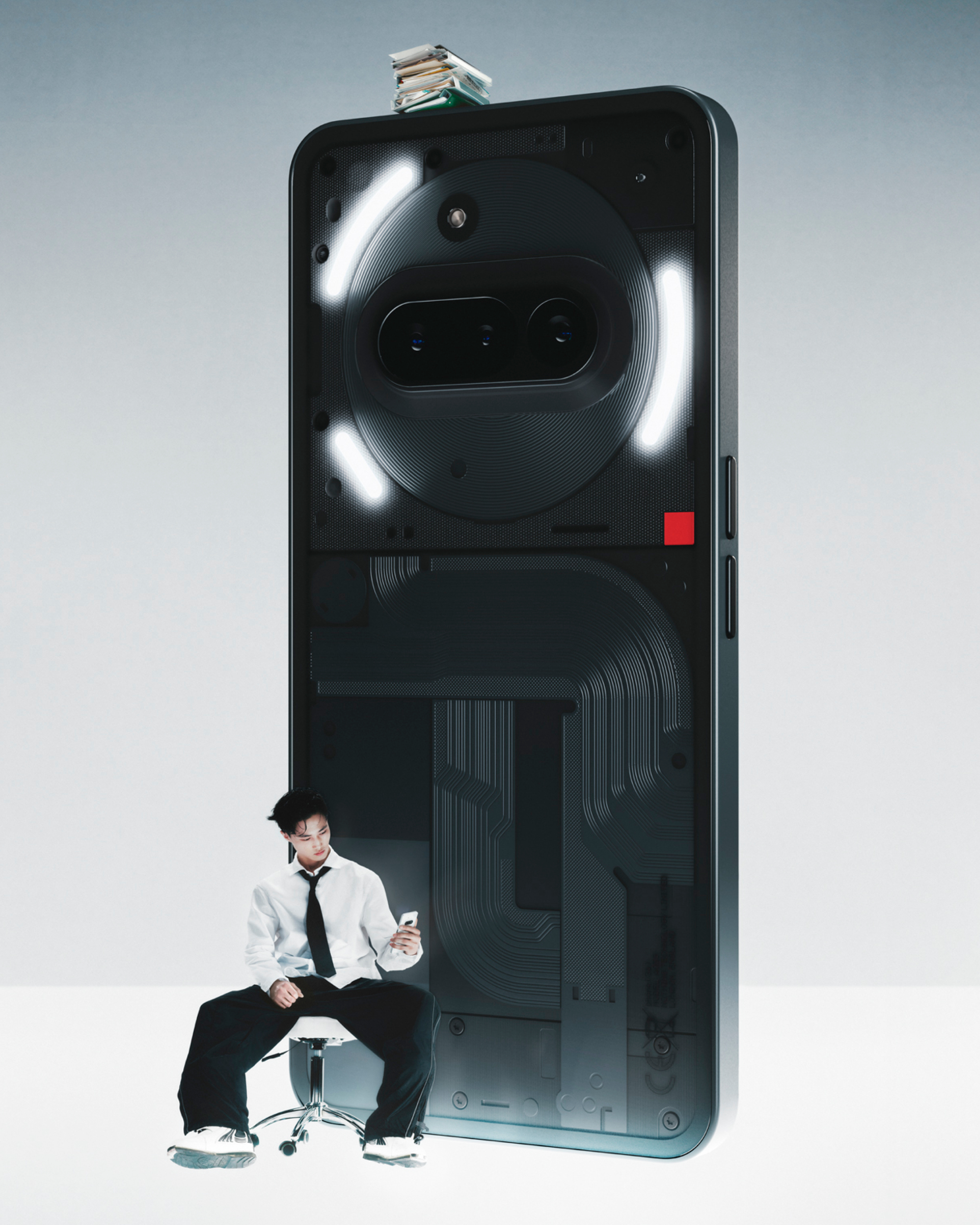 Person, die ein Telefon benutzt, dargestellt neben einem großen, teilweise transparenten Telefon, mit einem Stapel Bücher.