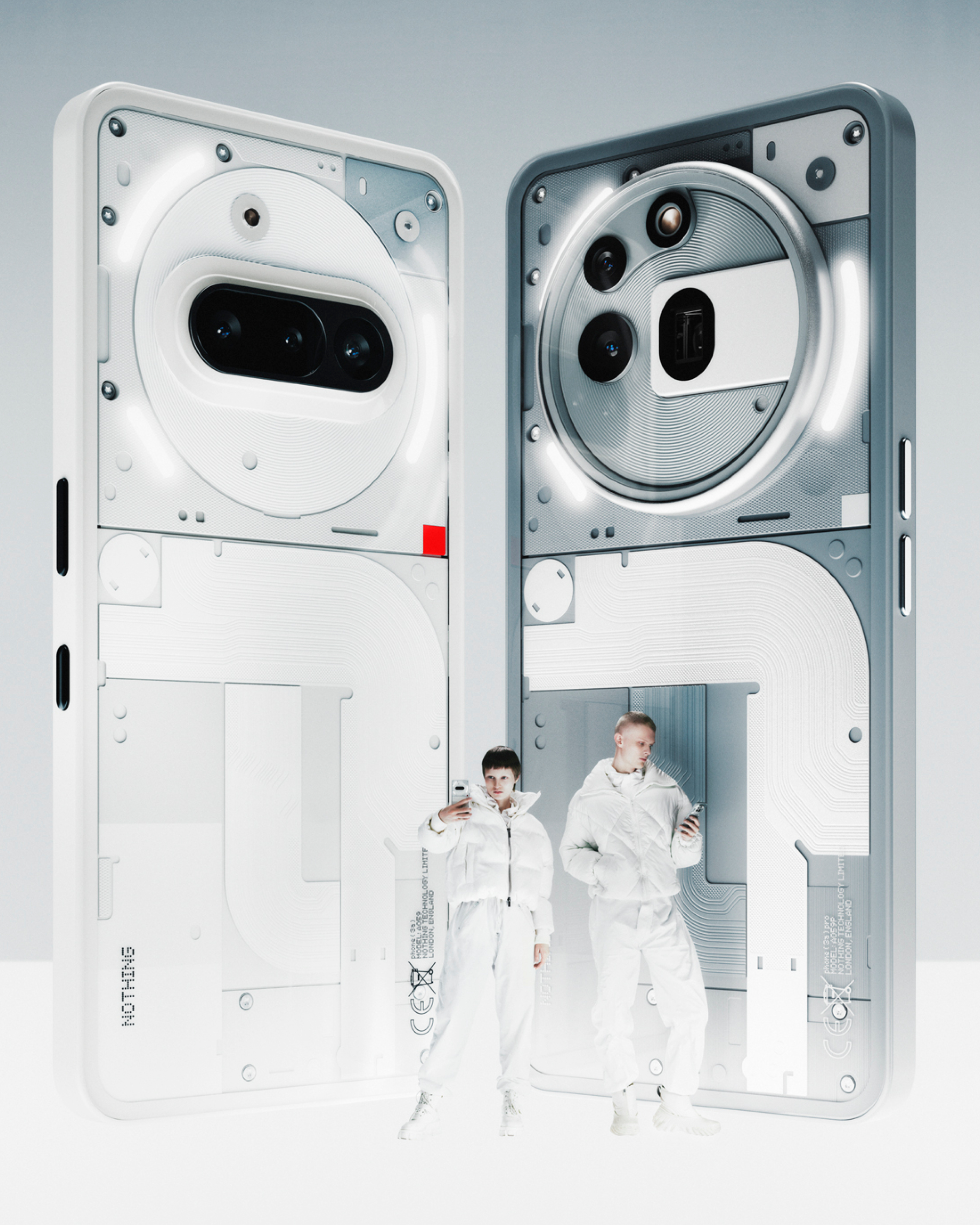Zwei Personen in weißen Outfits halten Telefone, vor zwei weißen Telefonen mit transparenten Rückseiten.