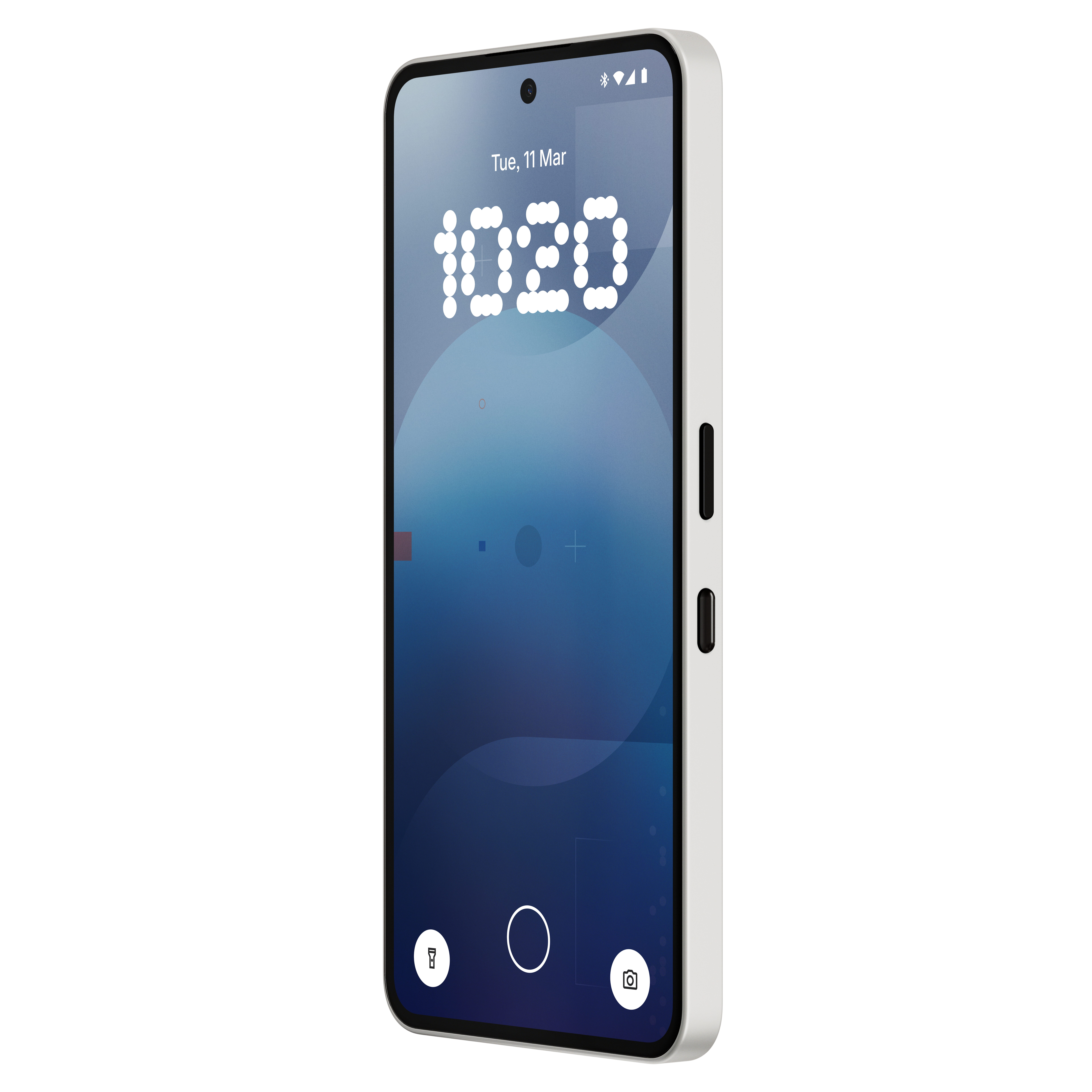 Ein weißes Smartphone mit blauem Bildschirm, das die Uhrzeit und ein App-Symbol anzeigt. Das Telefon liegt auf weißer Oberfläche.