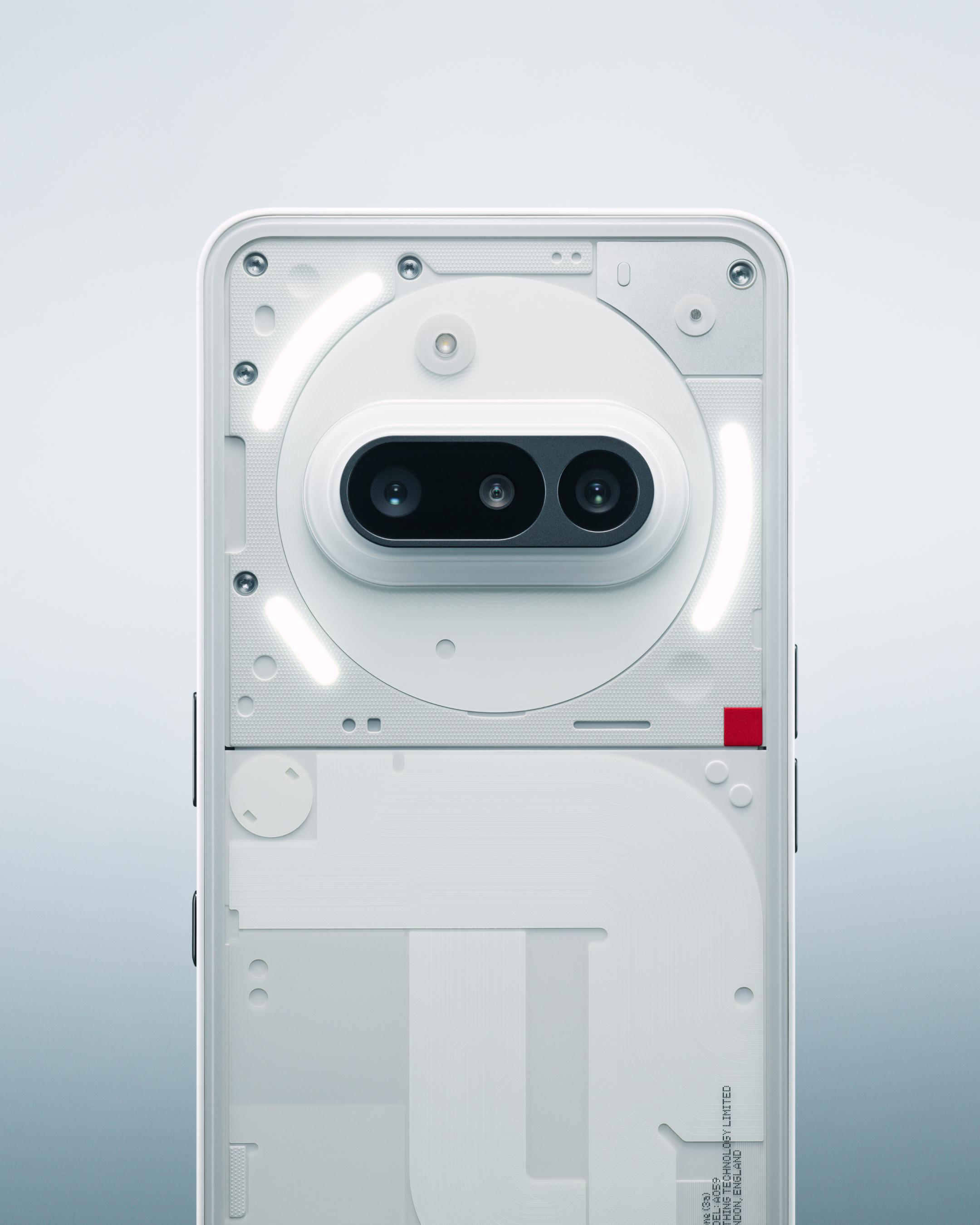 Weißes Telefon mit einzigartigem Design, Rückseite mit Doppel-Kamera und Lichtleisten.