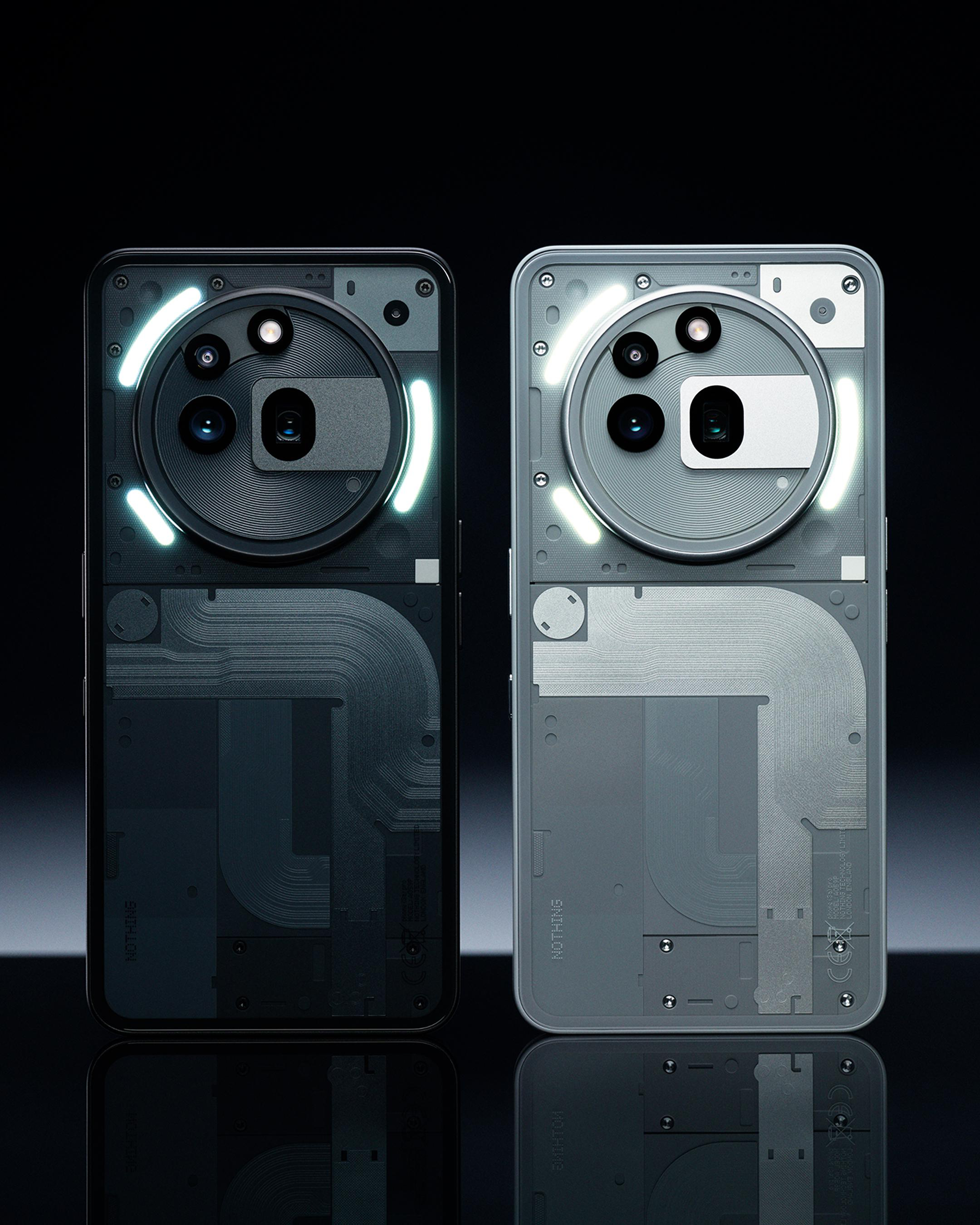 Zwei Smartphones auf schwarzer Oberfläche, Rückseite nach oben.