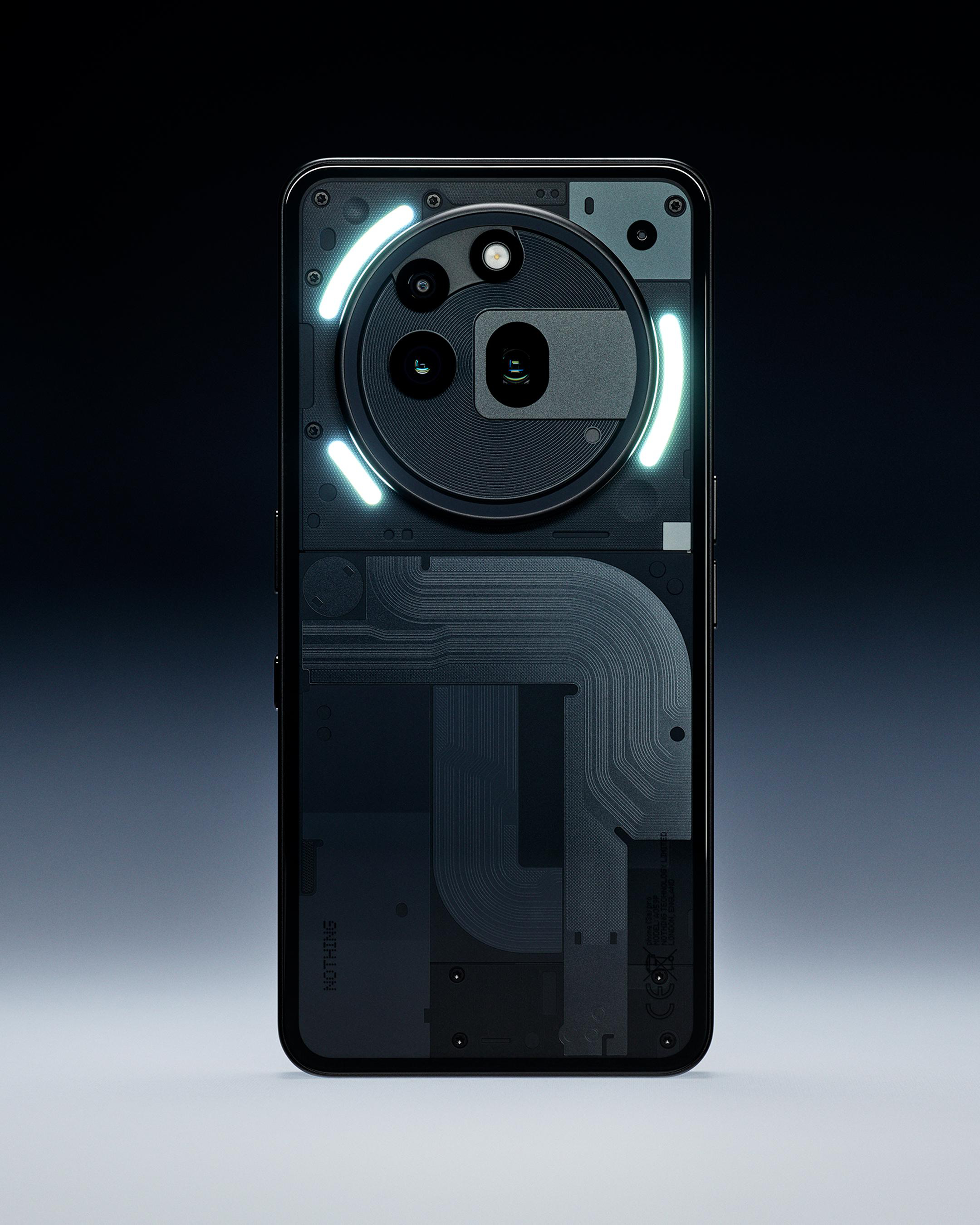 Nothing-Telefonrückseite mit drei Kameras und leuchtenden Ringen. Schwarzer Hintergrund.