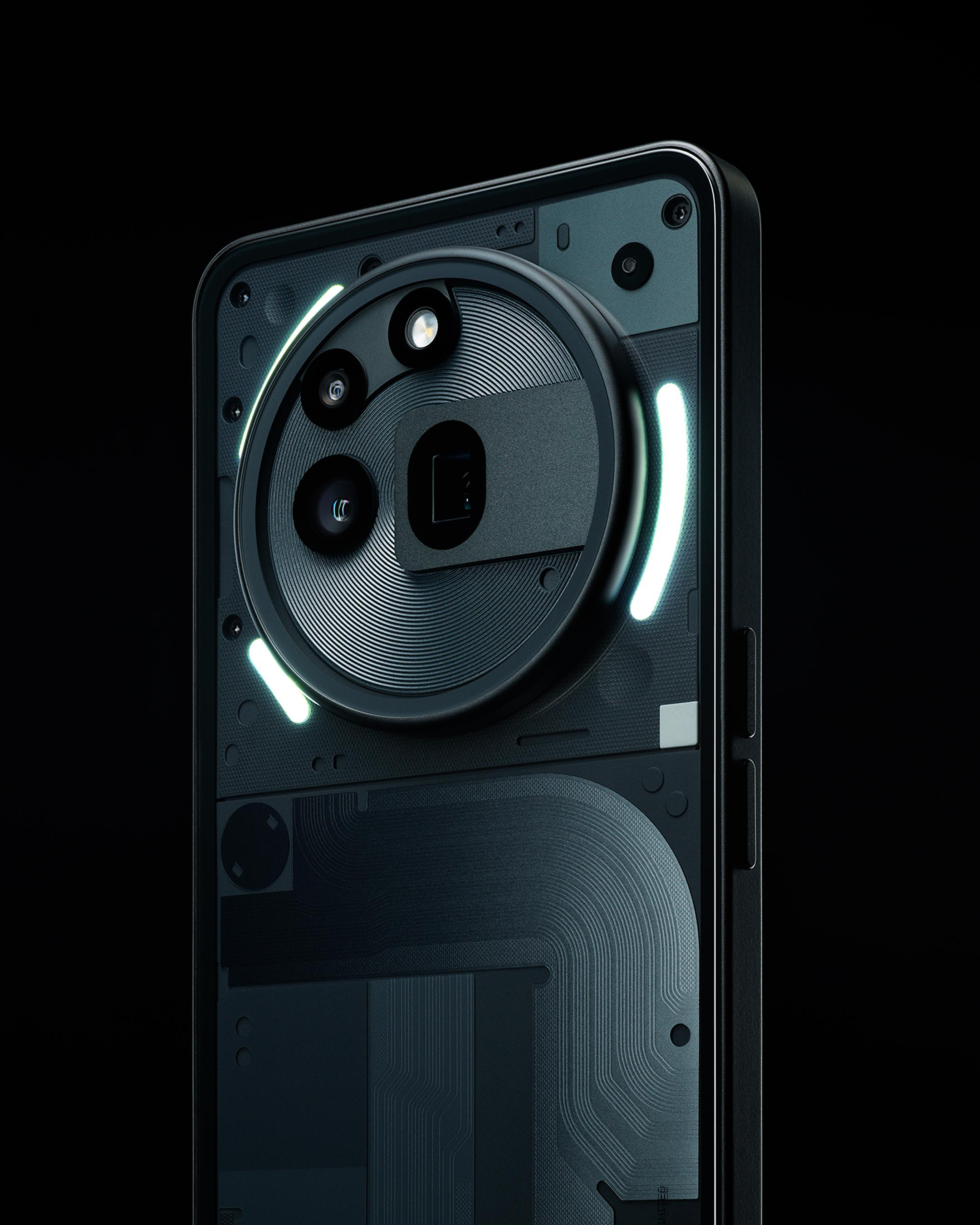 Nahaufnahme der Nothing-Telefonrückseite mit drei Kameras und leuchtenden Ringen. Schwarzer Hintergrund.