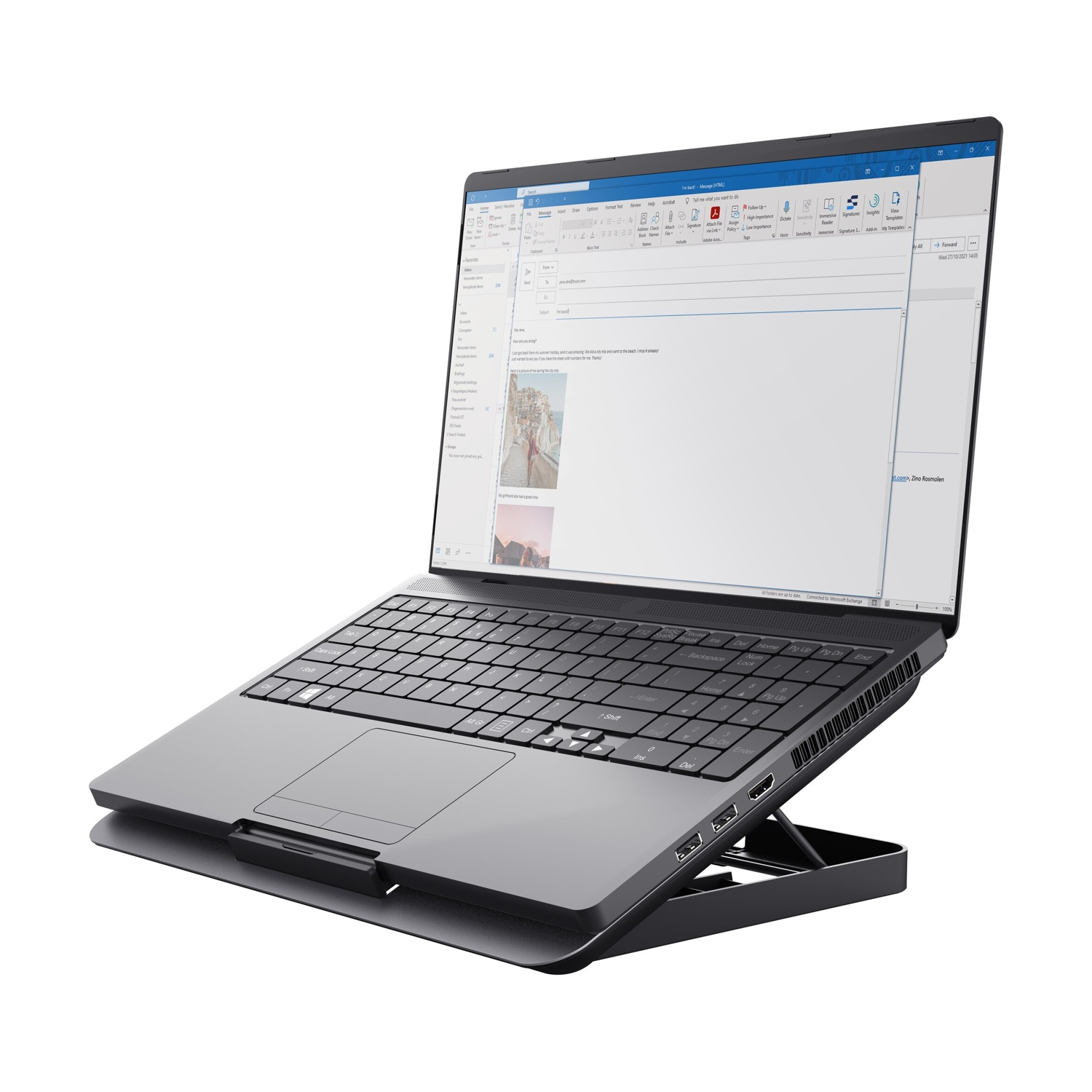 Laptop su un supporto, che mostra una email aperta. Il laptop è scuro e il supporto è nero. Uno sfondo bianco.
