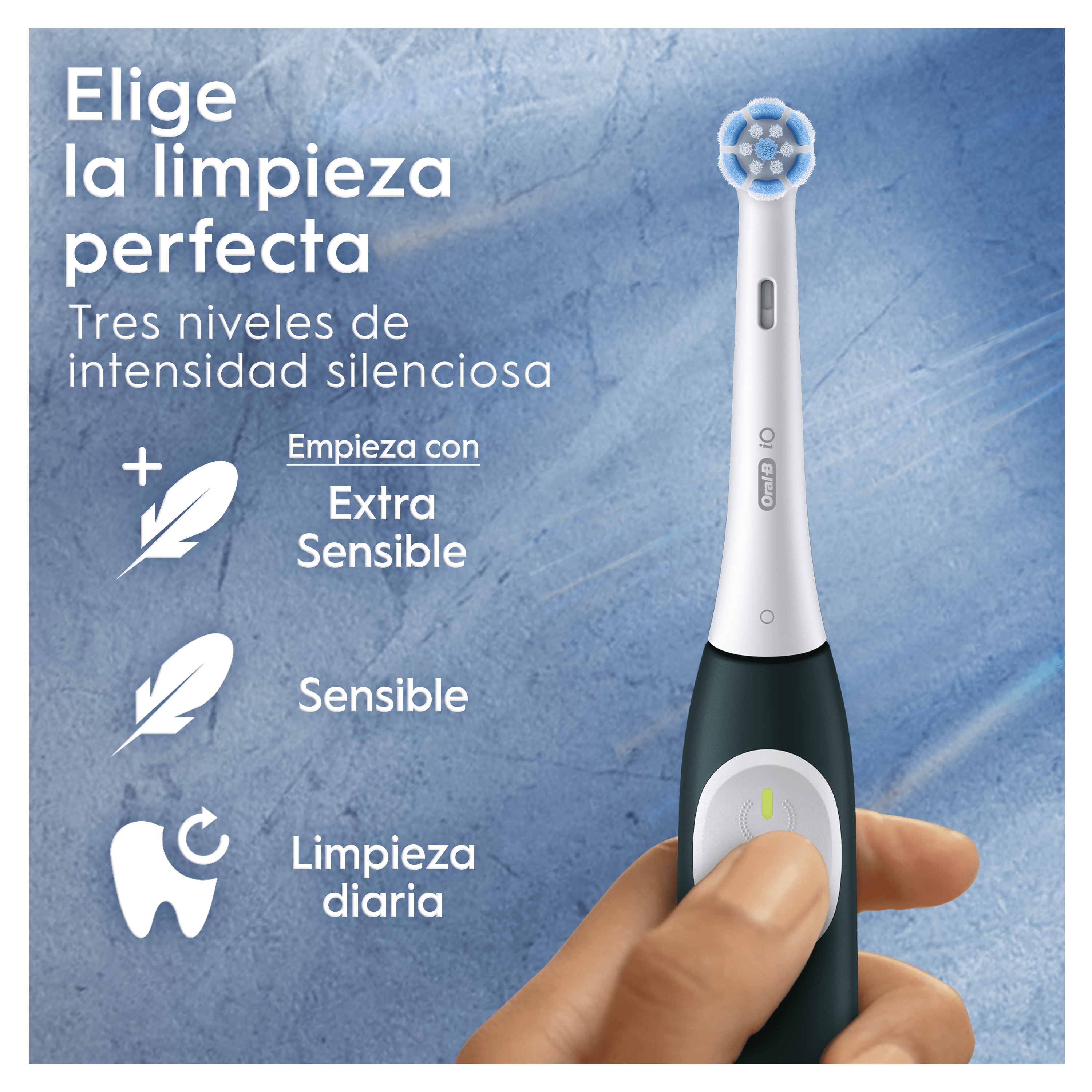 Cepillo de dientes con tres opciones de intensidad. Fondo blanco, mano en el marco.