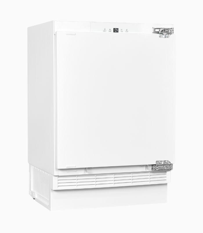 Weißer Einbaukühlschrank. Die Tür ist geschlossen. Der Boden hat Lüftungsöffnungen.