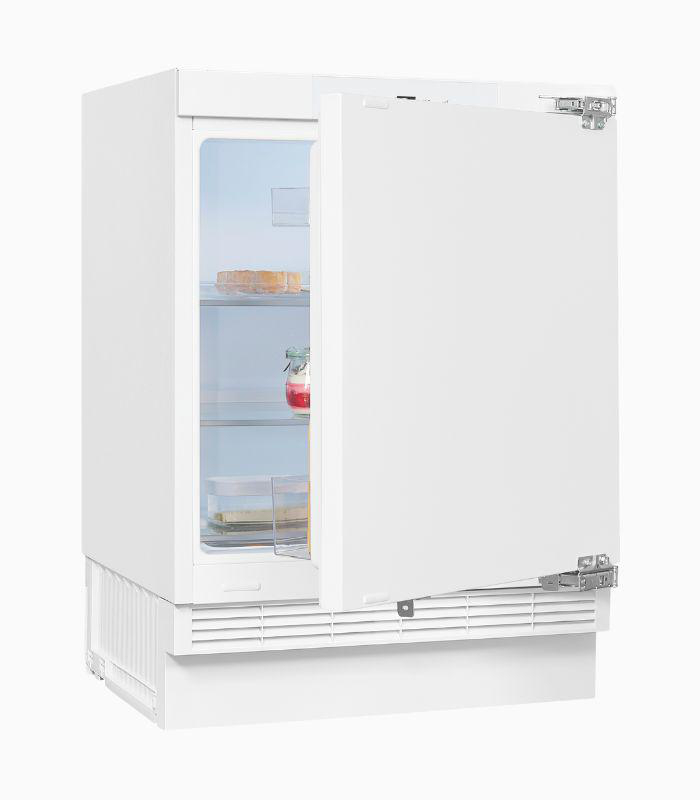 Ein weißer Einbaukühlschrank mit teilweise geöffneter Tür, der Regale zeigt.