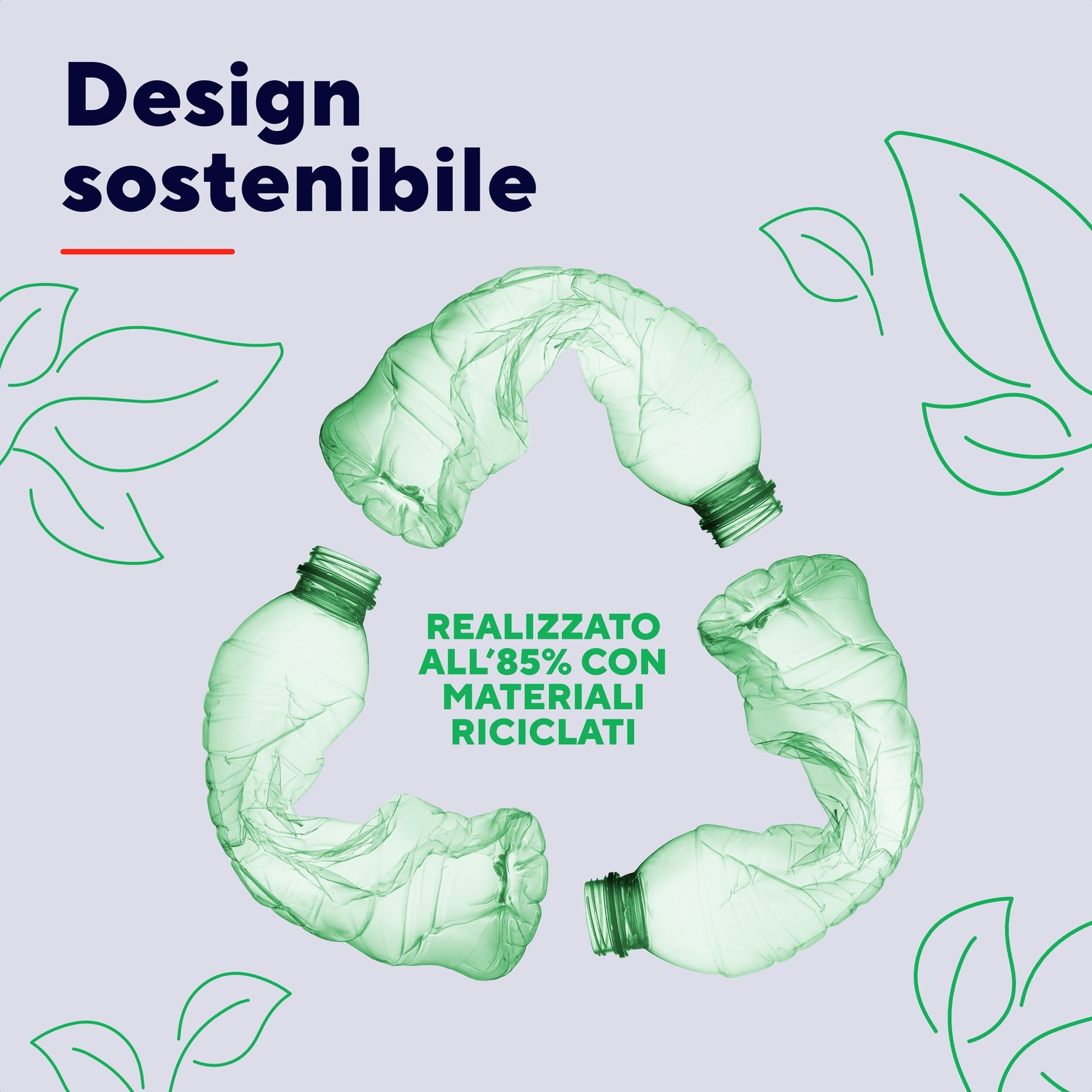 Simbolo di riciclo fatto con bottiglie di plastica riciclate. Verde, sfondo chiaro.