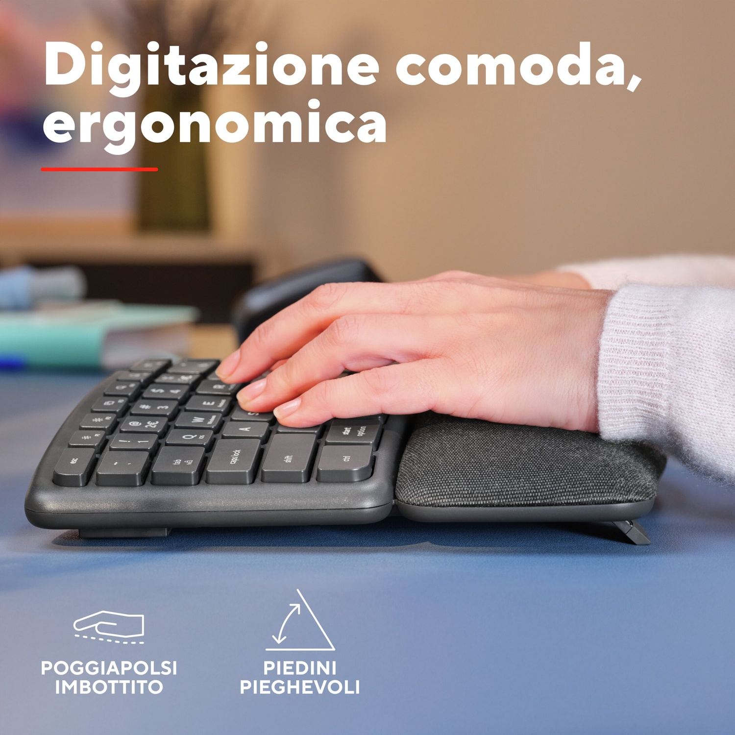 Mani che digitano su una tastiera divisa. Tavolo blu, testo: Digitazione confortevole ed ergonomica.