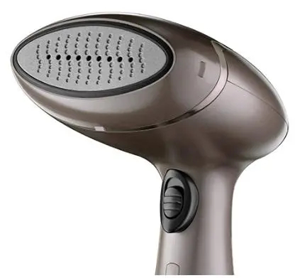 Zbliżenie ręcznego parowaru do odzieży. Kolor brązowy. Górna część ma otwory do parowania.