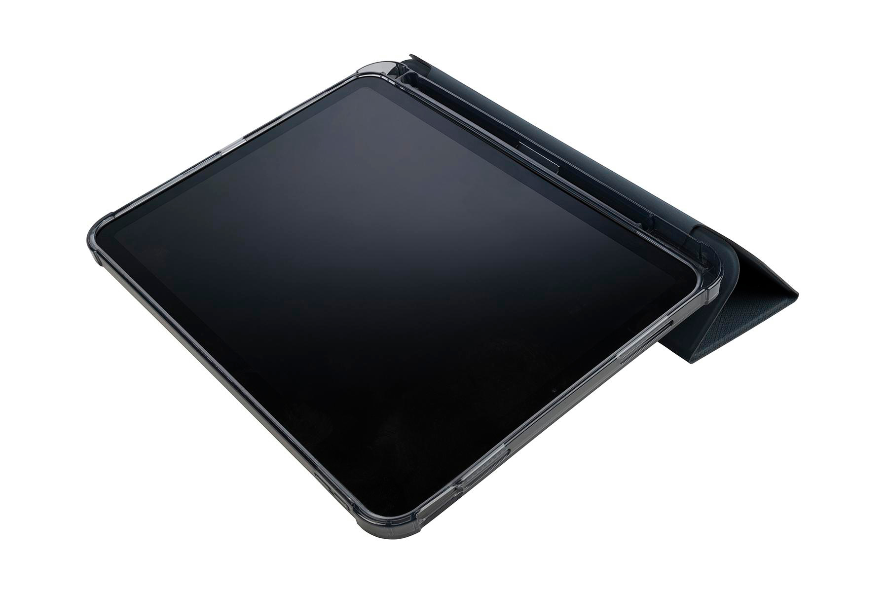 Ein schwarzes Tablet in einer Hülle, in einem Winkel geöffnet. Weißer Hintergrund.