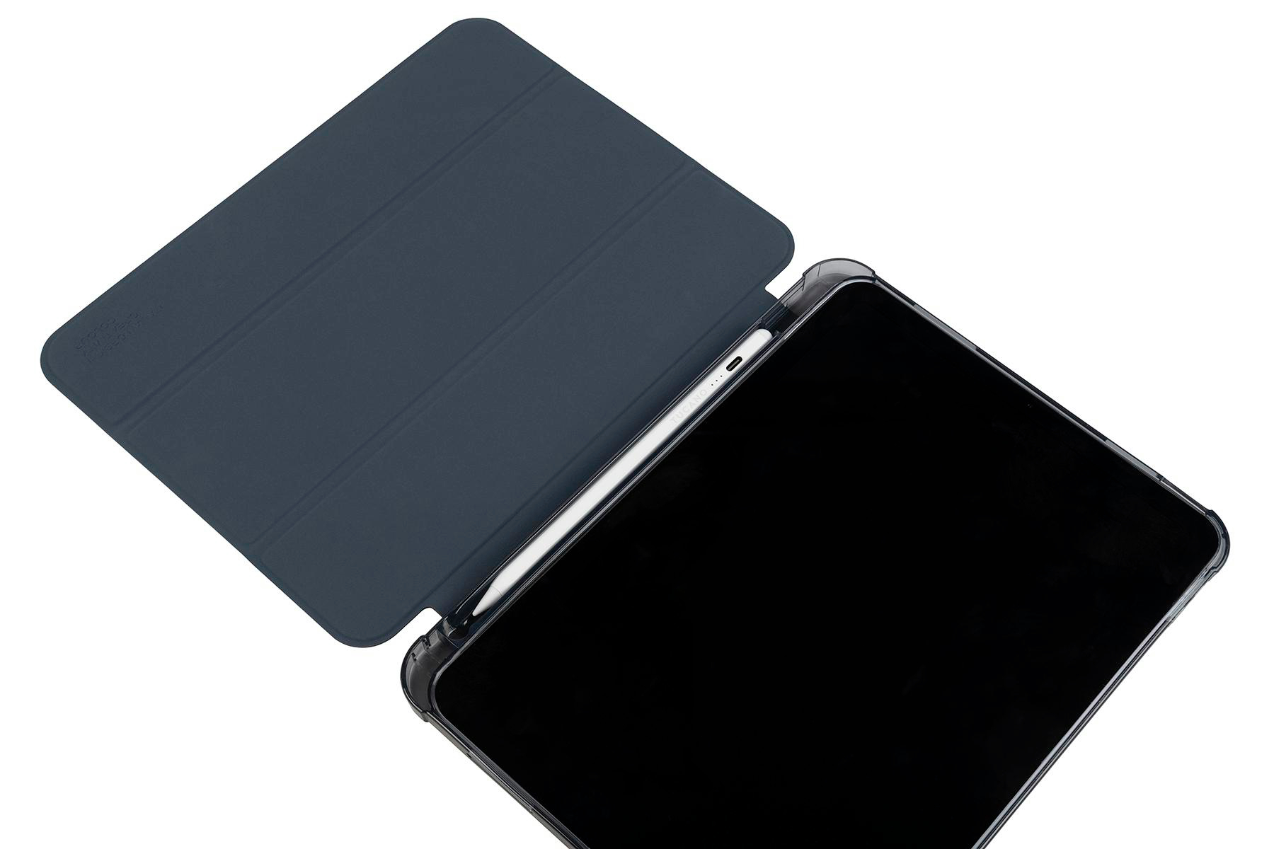 Ein iPad mit geöffnetem Cover und einem Stift. Der Hintergrund ist schlicht weiß.