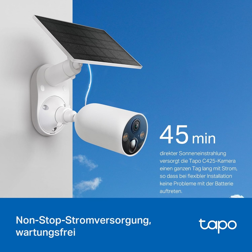 Solarpanel und Kamera, an der Wand montiert. Blauer Himmel, Tapo-Logo.