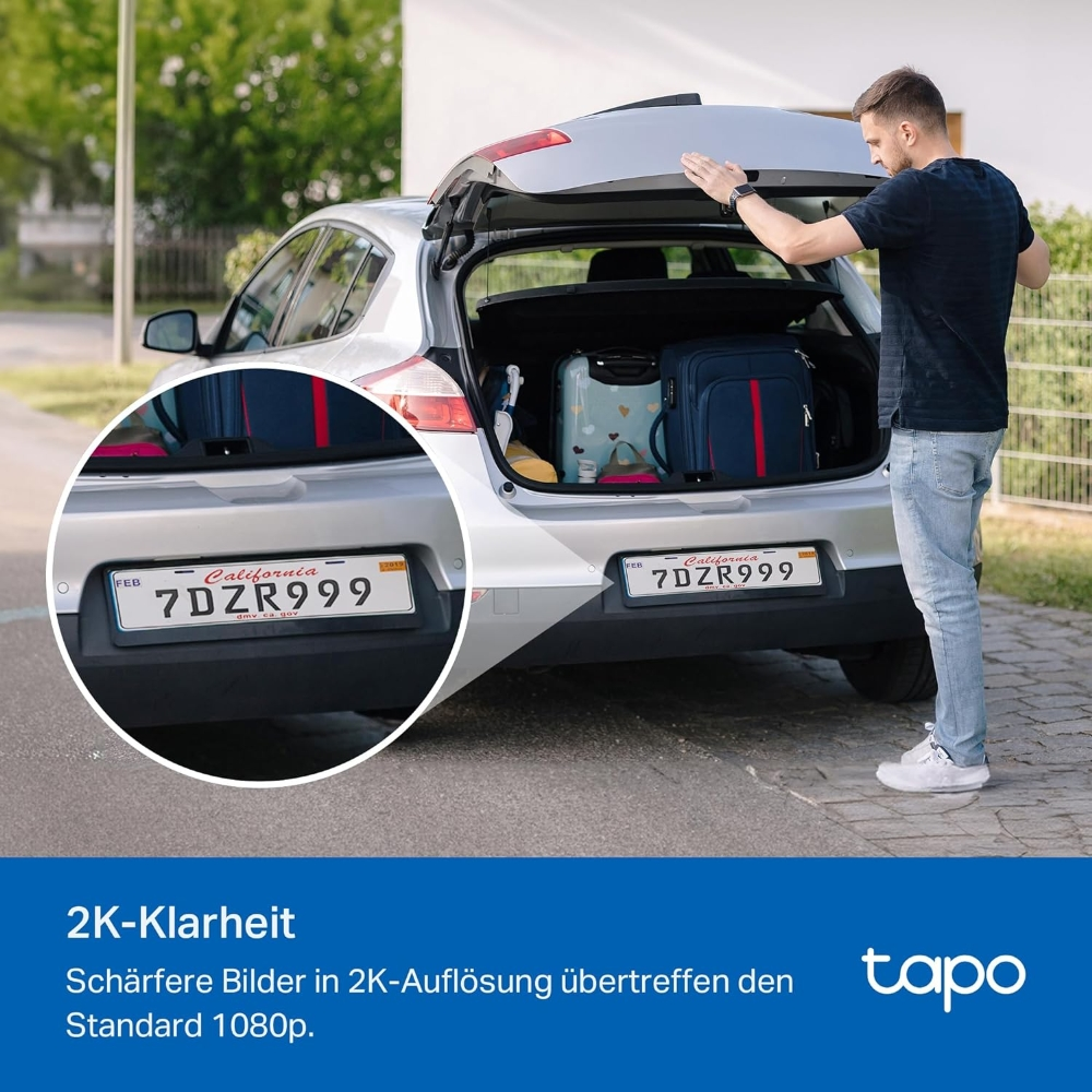 Ein Mann öffnet den Kofferraum eines silbernen Autos. Kennzeichen sind sichtbar, Text darunter sagt 2K Klarheit.