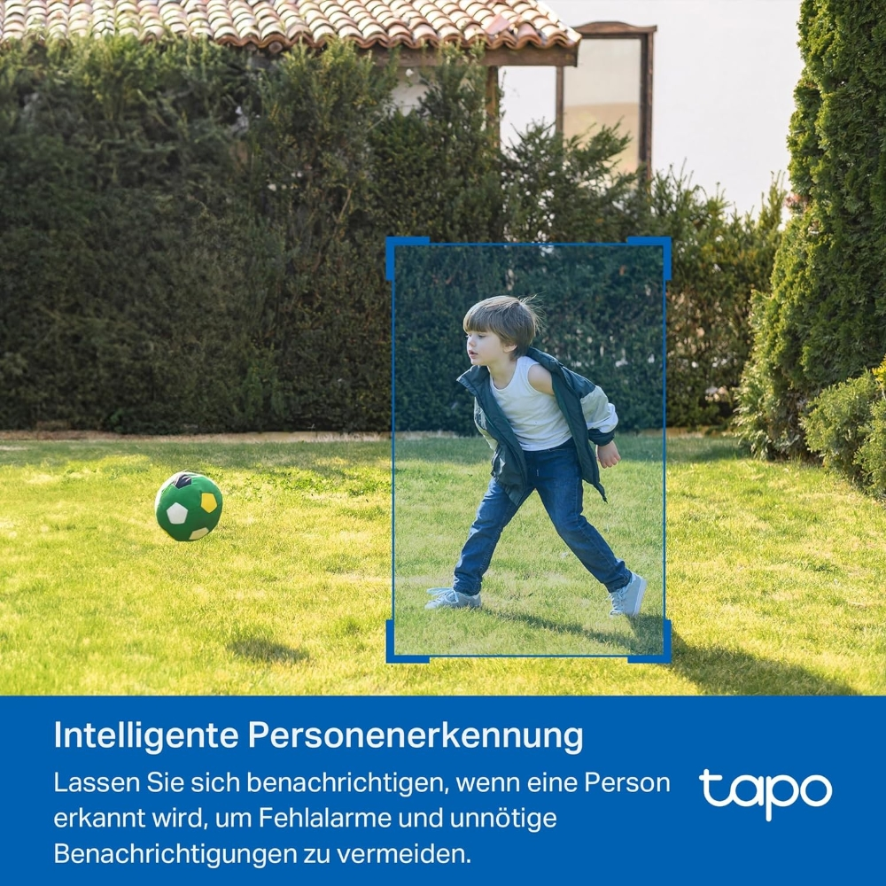 Ein Junge im Garten. Ein Fußball liegt auf dem Boden. Text erwähnt Personenerkennung.