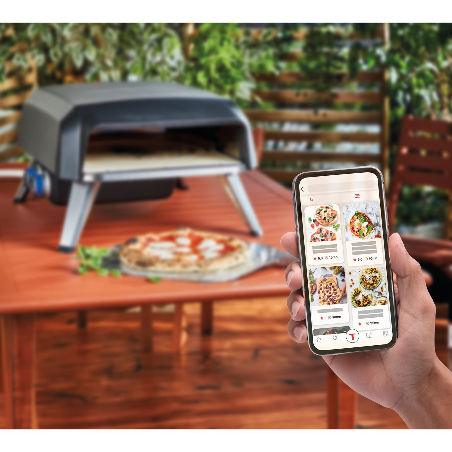Une personne tenant un téléphone montrant des recettes de pizzas.