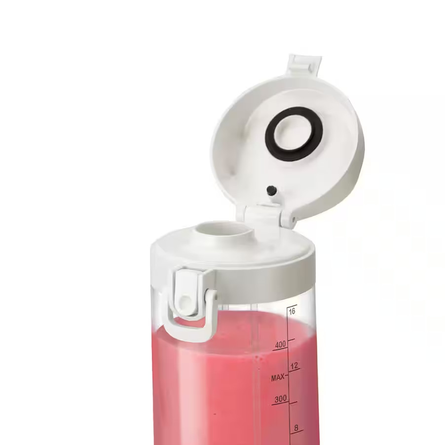 Butelka do blendera z różowym płynem, otwartą pokrywą i oznaczeniami pomiarowymi.