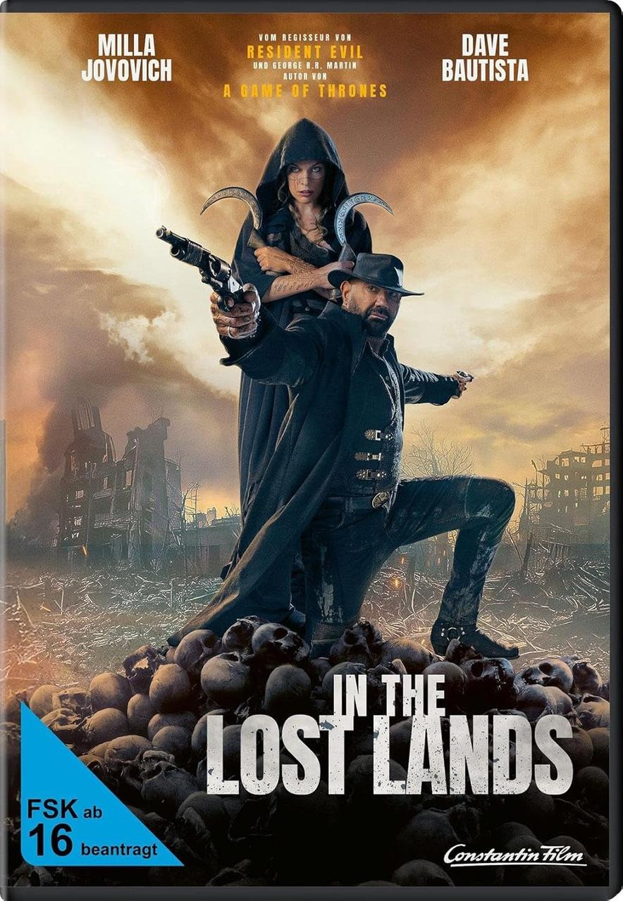 Filmposter von 'In The Lost Lands'. Ein Mann und eine Frau mit Waffen stehen über einem Schädelhaufen.