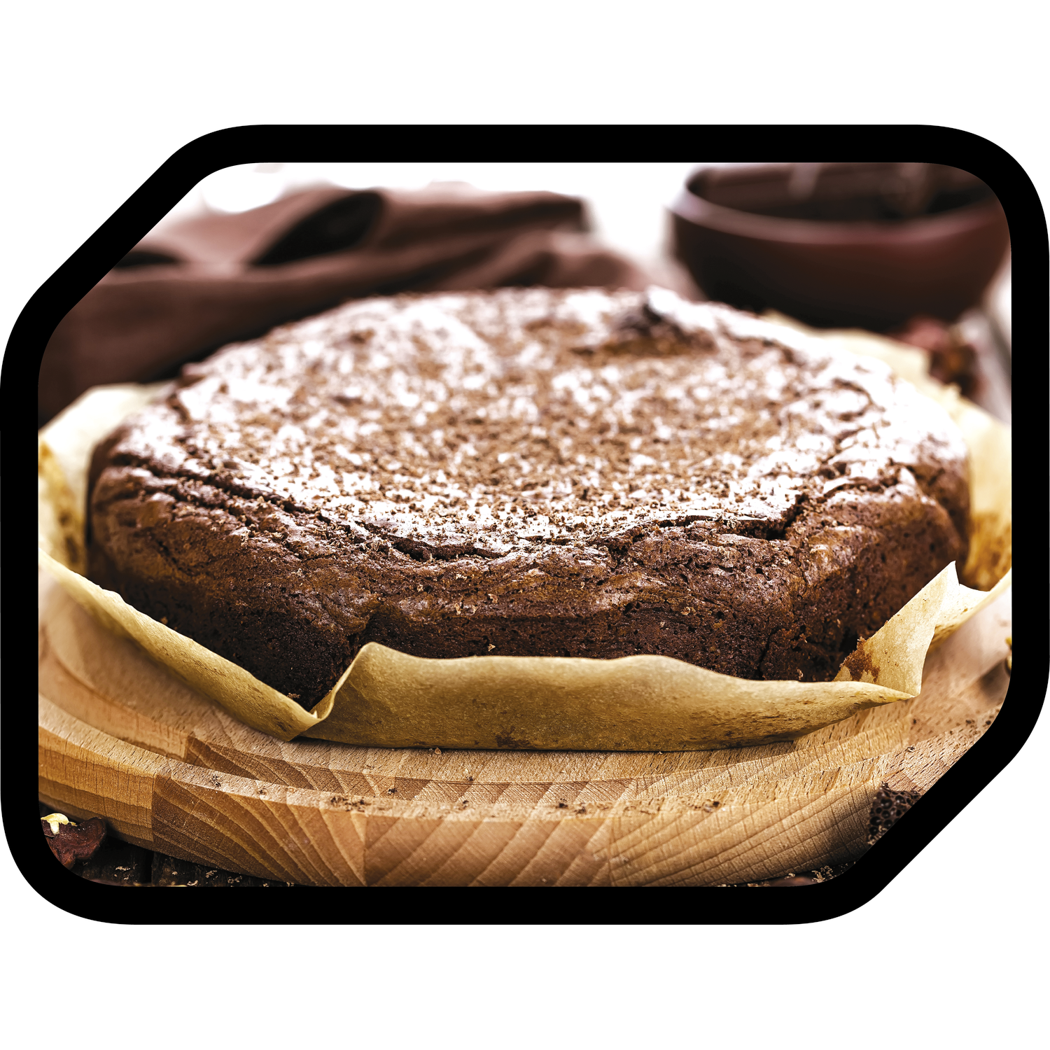 Een chocoladetaart, bestrooid met poedersuiker, ligt op een houten plank, met een bruine doek en kom op de achtergrond.