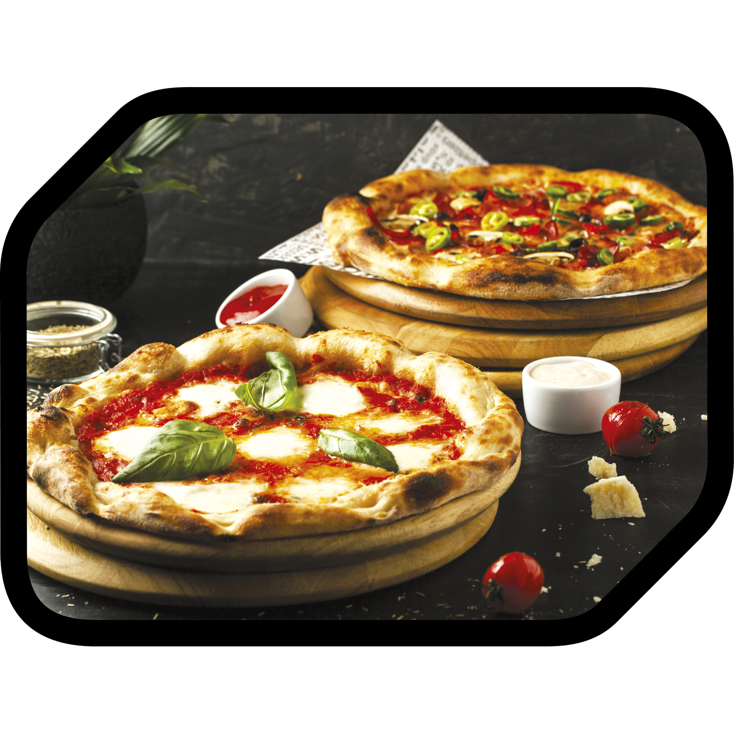 Twee pizza's op houten planken. Eén heeft tomatensaus en basilicum, de andere groenten. Er zijn sauskommen en tomaten.