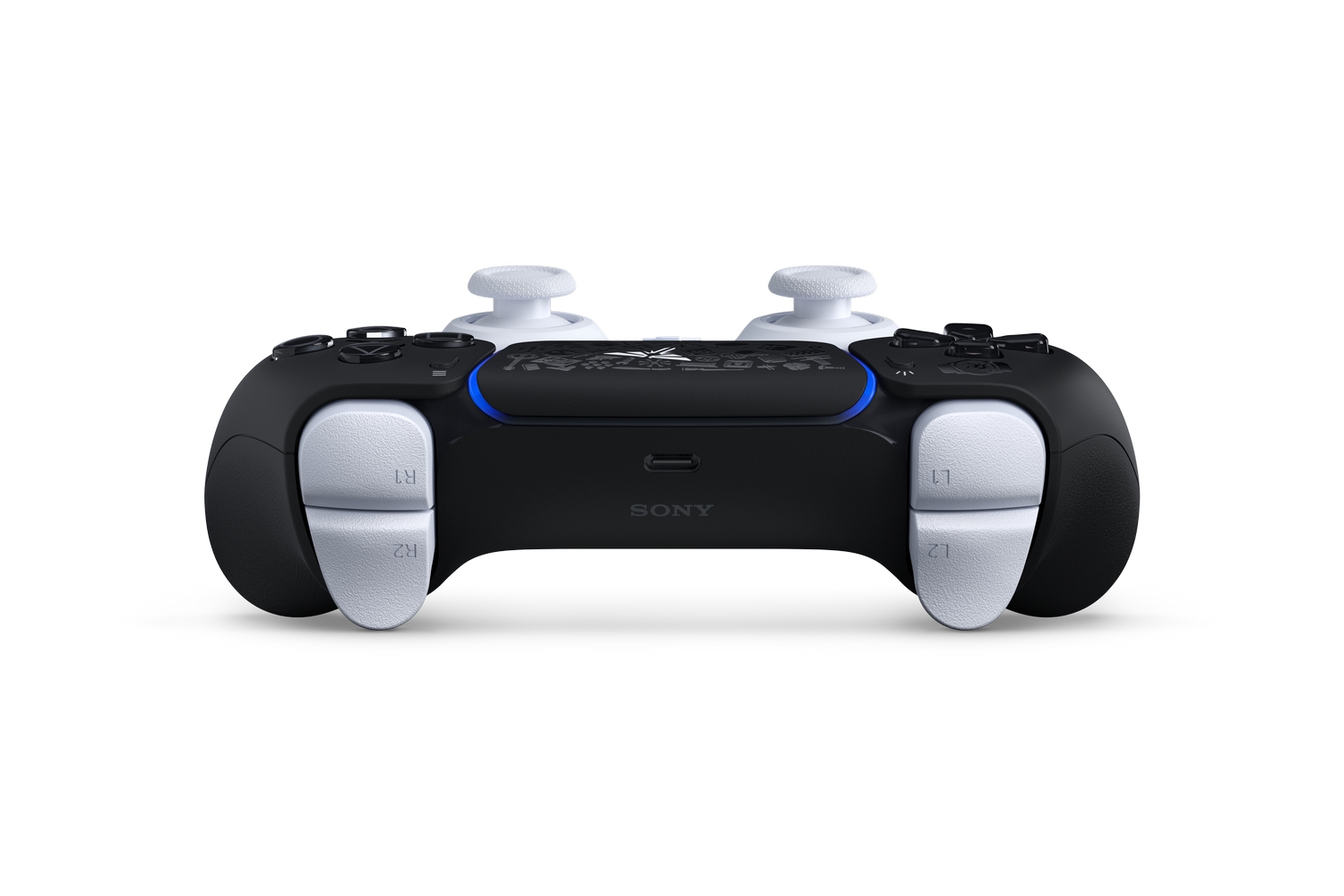 Un mando de PlayStation 5 en blanco y negro, con joysticks y botones blancos. El logotipo de Sony es visible y hay una luz azul.