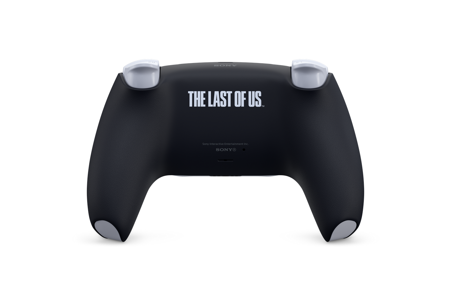 Un mando negro de PlayStation 5 con detalles blancos. El logotipo de The Last of Us está centrado. Fondo gris, con la marca Sony.