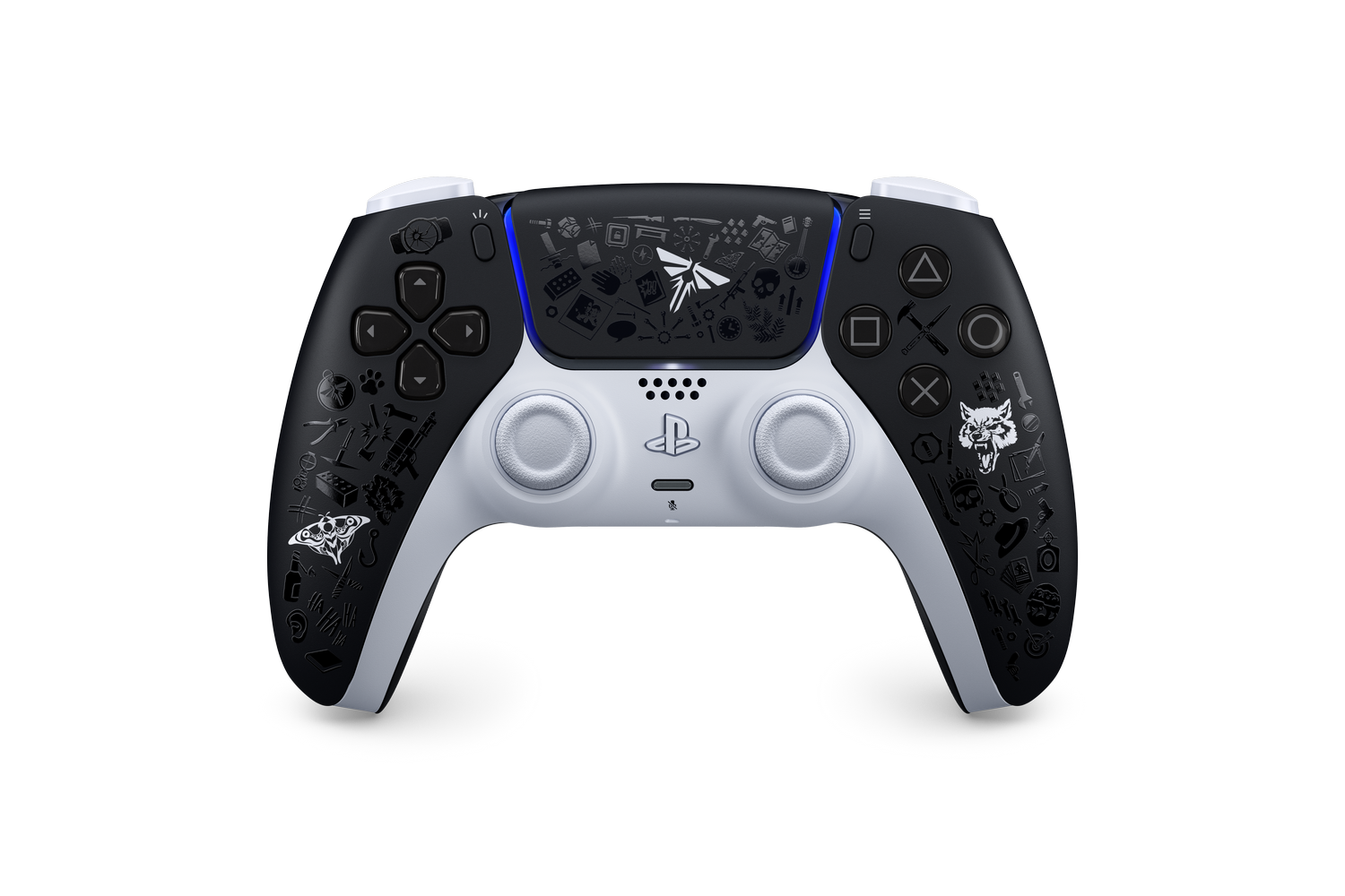Un mando de PlayStation 5 en blanco y negro con arte temático de Last of Us. Se ven botones, símbolos y un símbolo de Luciérnaga.