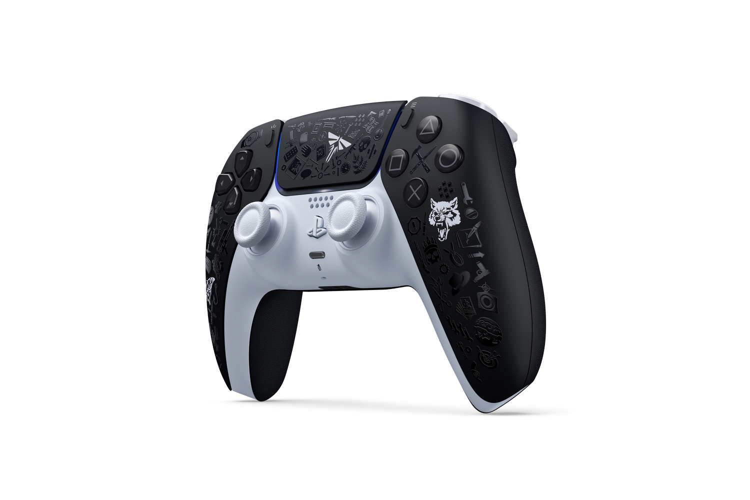 Un mando de PlayStation 5 en blanco y negro con grabados detallados, incluido un lobo, sobre un fondo gris.