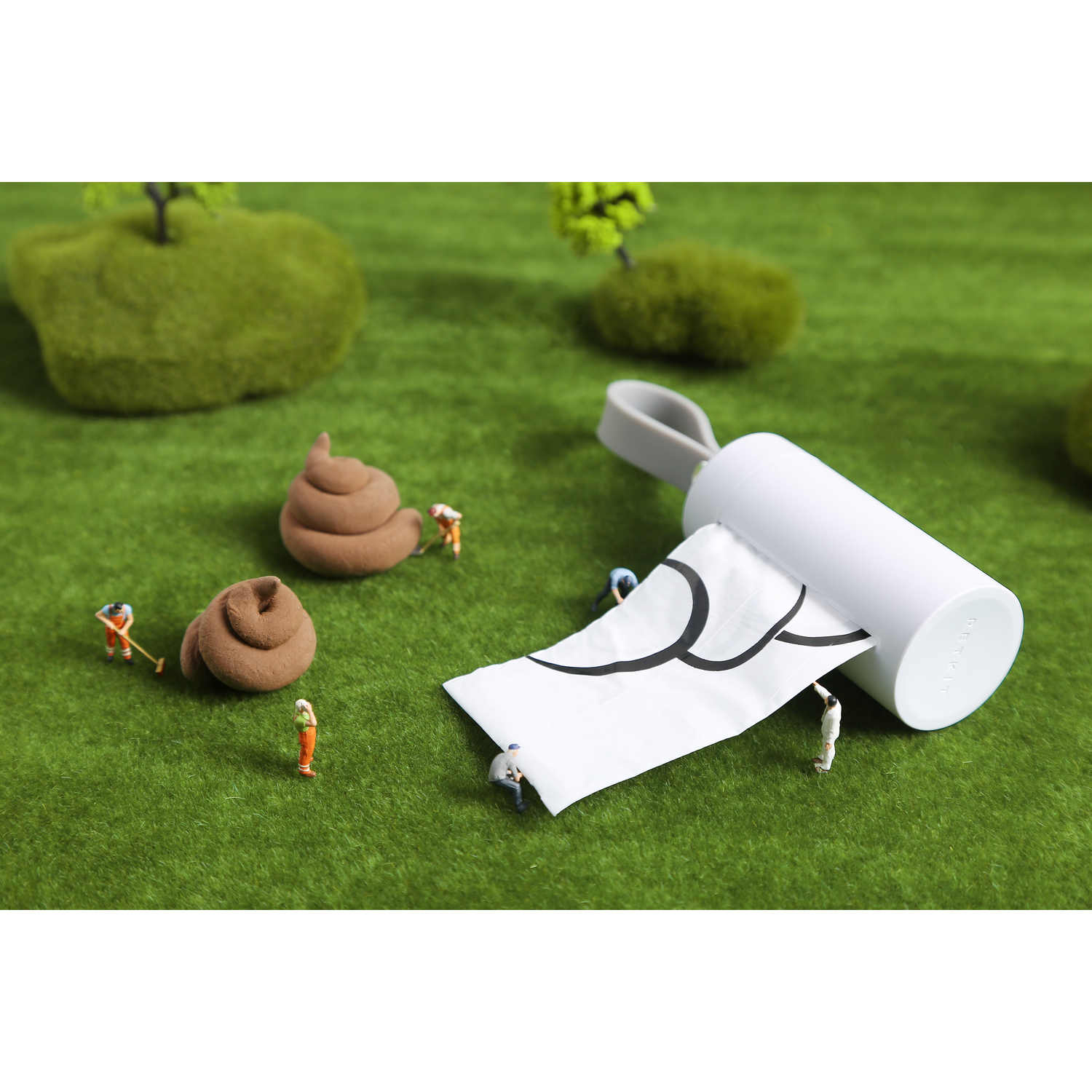 Miniatures près de deux tas de crottes et un distributeur de sacs pour déjections canines.