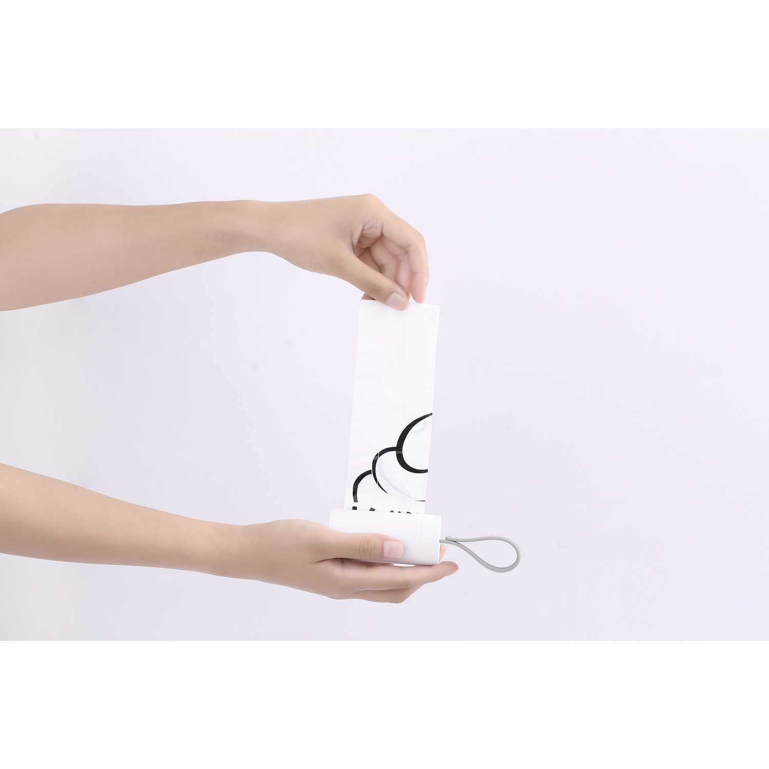Mains tenant une imprimante portable blanche, tirant une impression avec des graphiques noirs.
