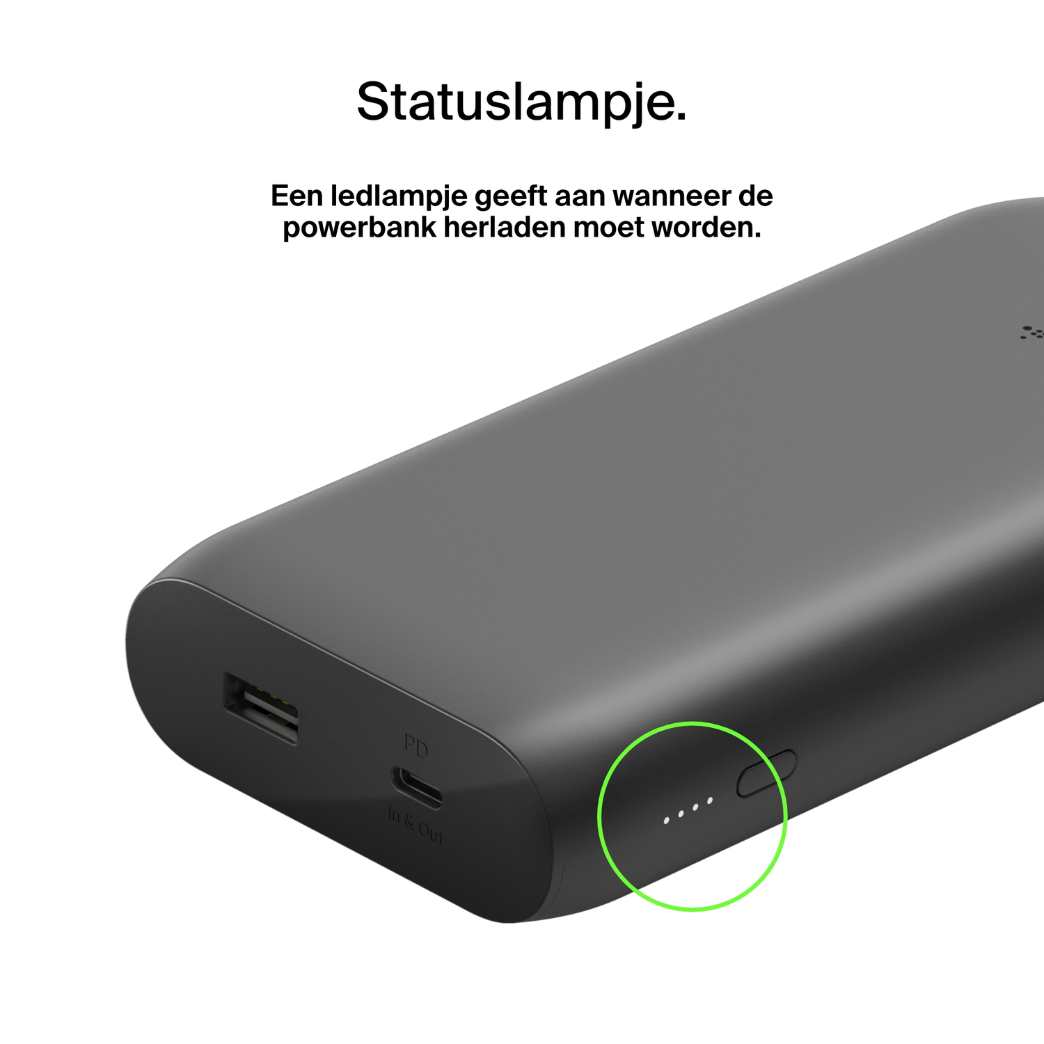 Een zwarte powerbank met een groen statuslampje en een USB-poort.
