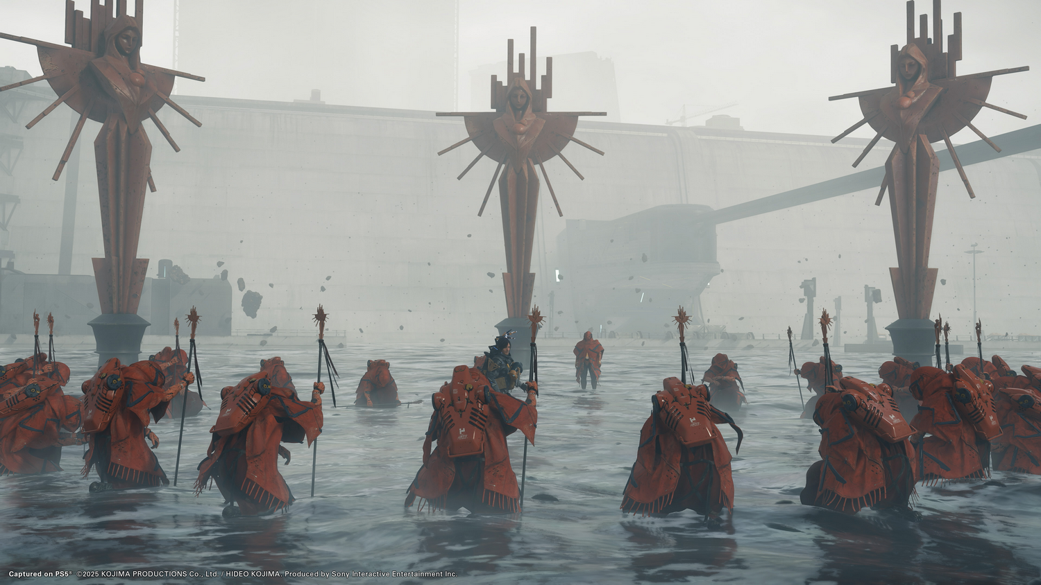 Un grupo de figuras con túnicas rojas caminando en el agua hacia estructuras arquitectónicas.