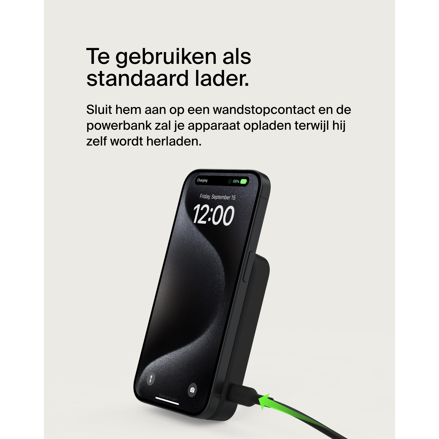 A black smartphone is charging on a wireless charging pad. Text in Dutch describes the charging feature.