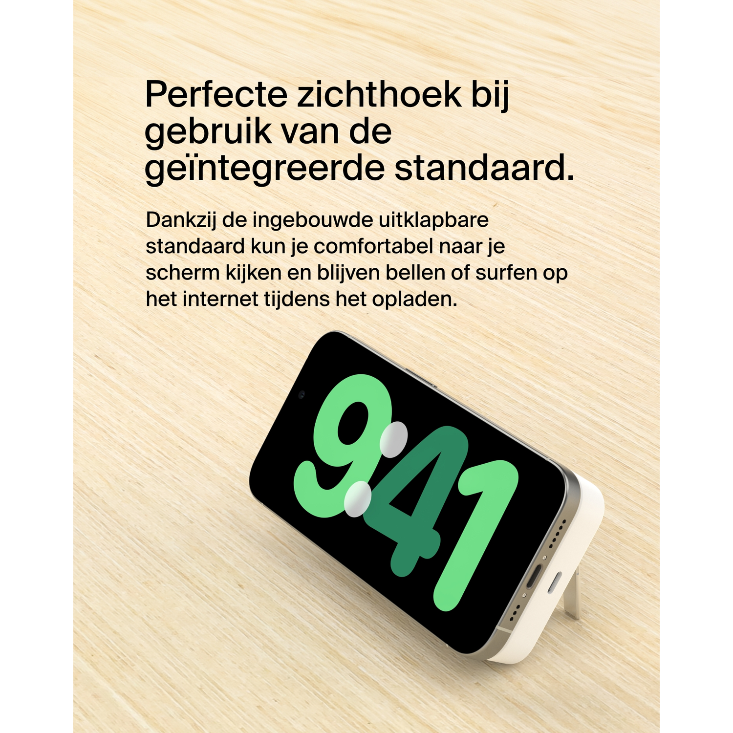 Smartphone met scherm waarop de tijd staat, leunend op een standaard.