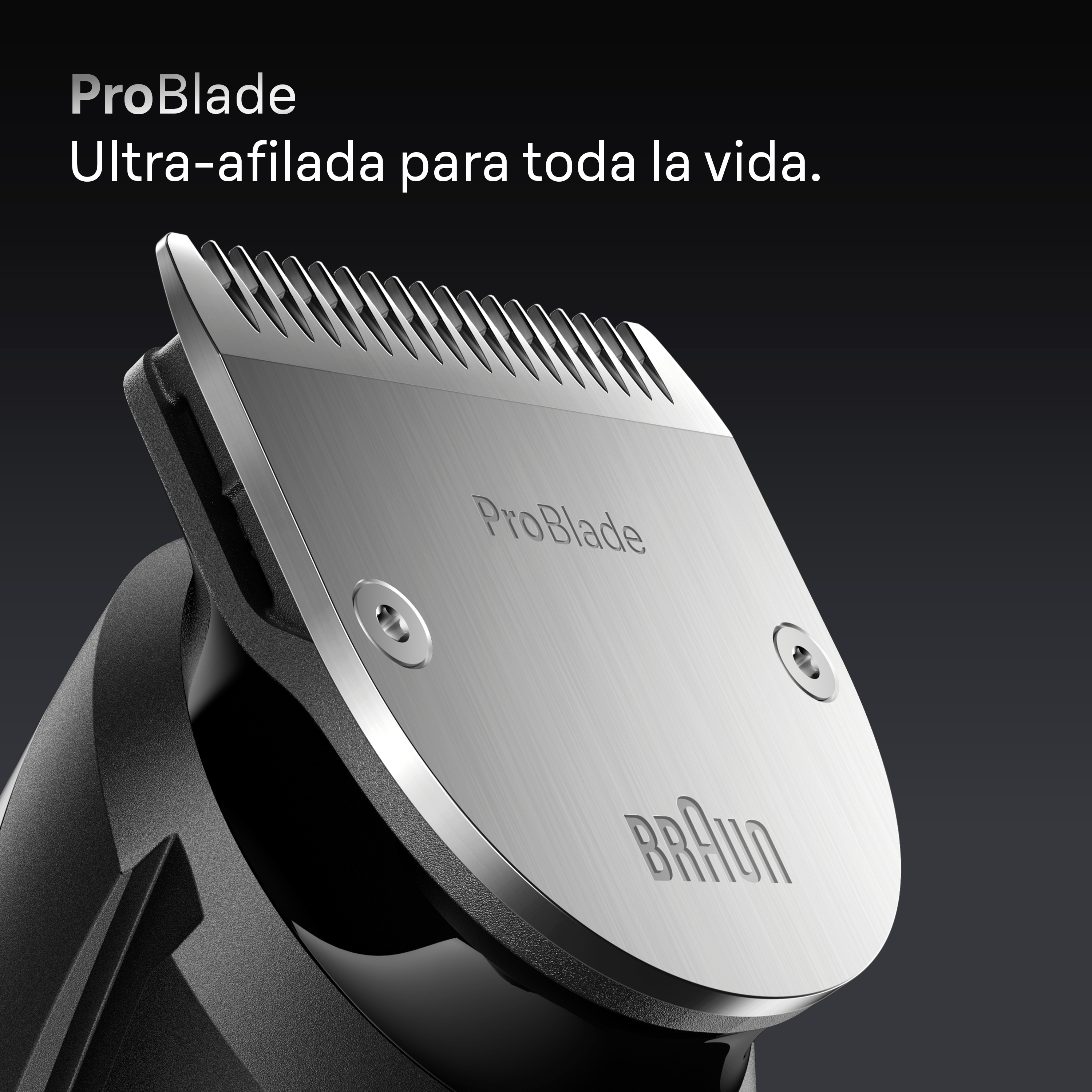Primer plano de una cuchilla plateada, con la marca ProBlade y Braun.