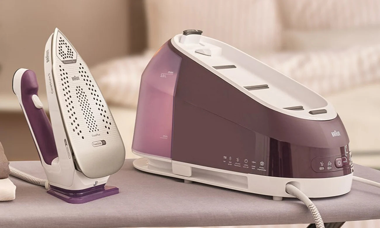 Białe i fioletowe żelazko Braun CareStyle 5 i jego podstawa.