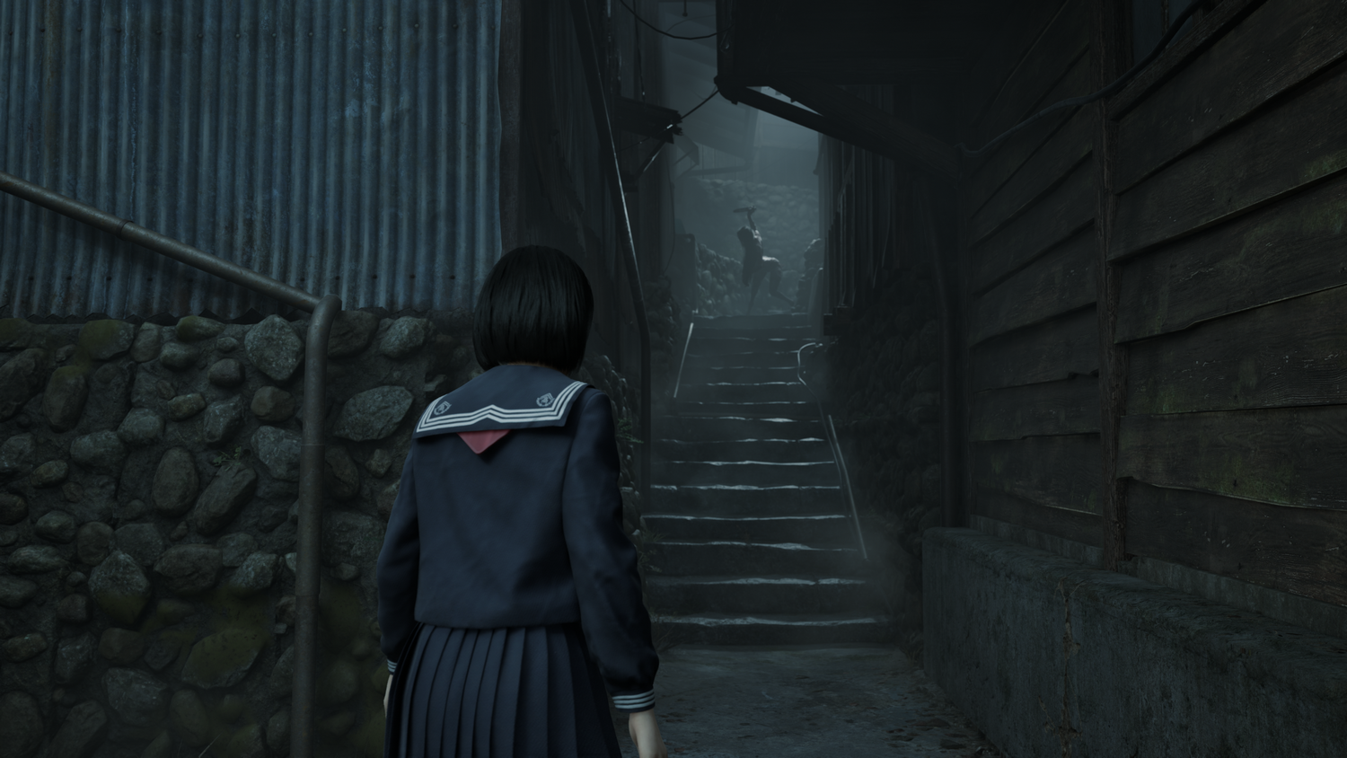 Una niña con uniforme escolar camina por un callejón oscuro. Muros y escaleras de piedra. Luz oscura.