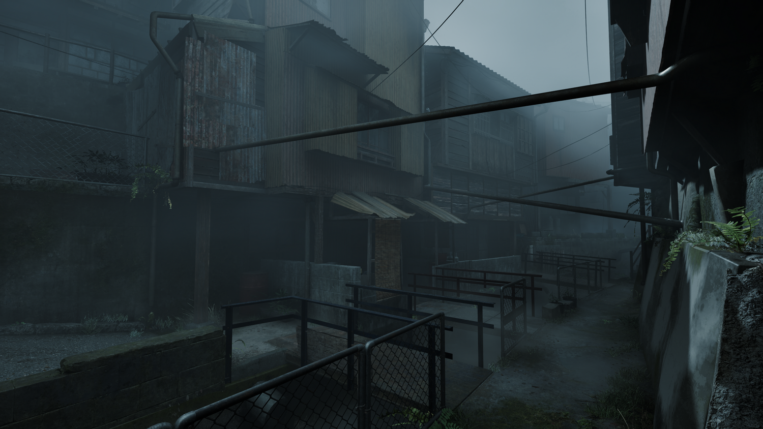 Un callejón en una ciudad. La escena es oscura y con niebla, con edificios y barandillas metálicas.