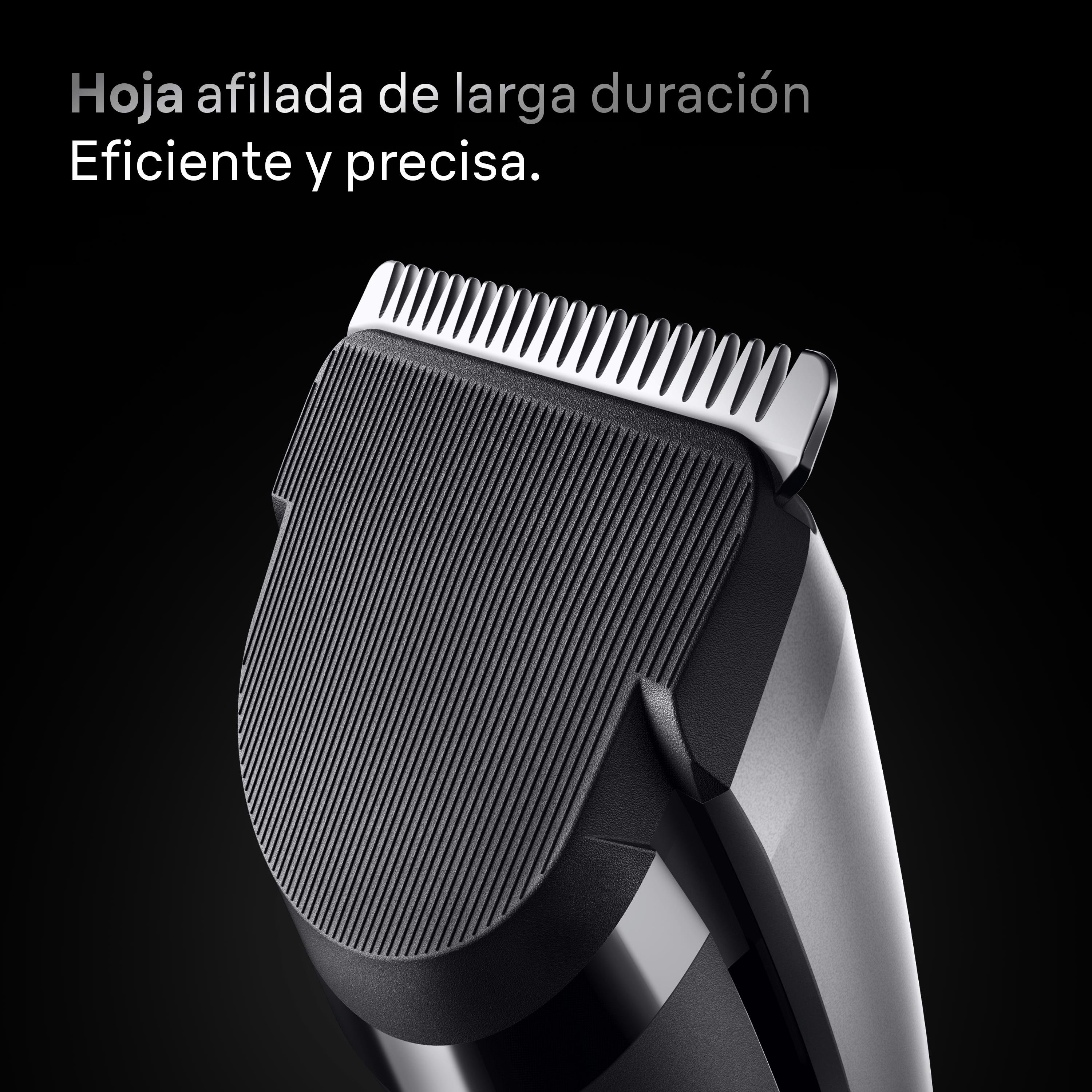 Primer plano de una cuchilla de cortapelos, plateada, con fondo negro.