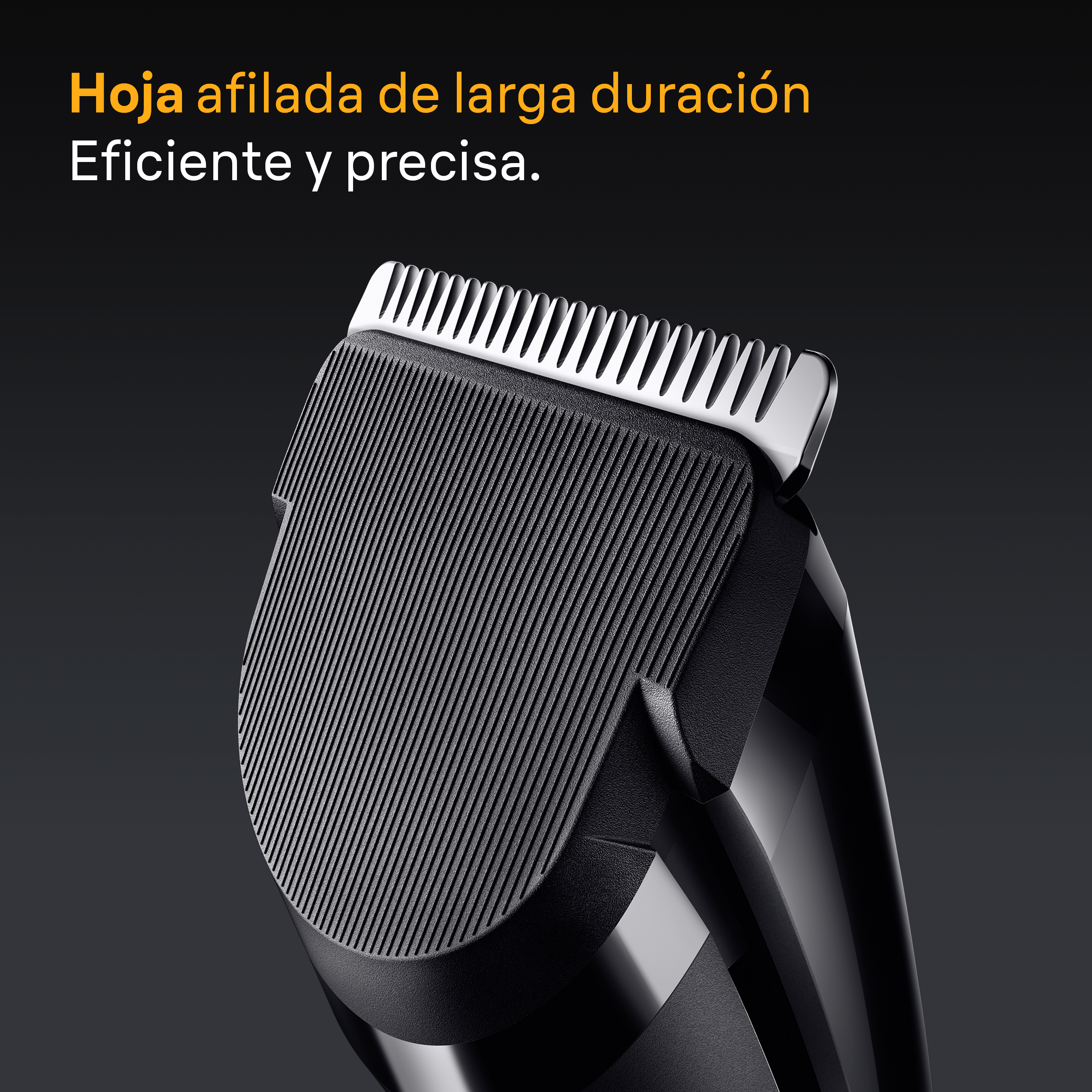 Un primer plano de una cuchilla de recortadora. La cuchilla es negra y tiene un borde plateado.
