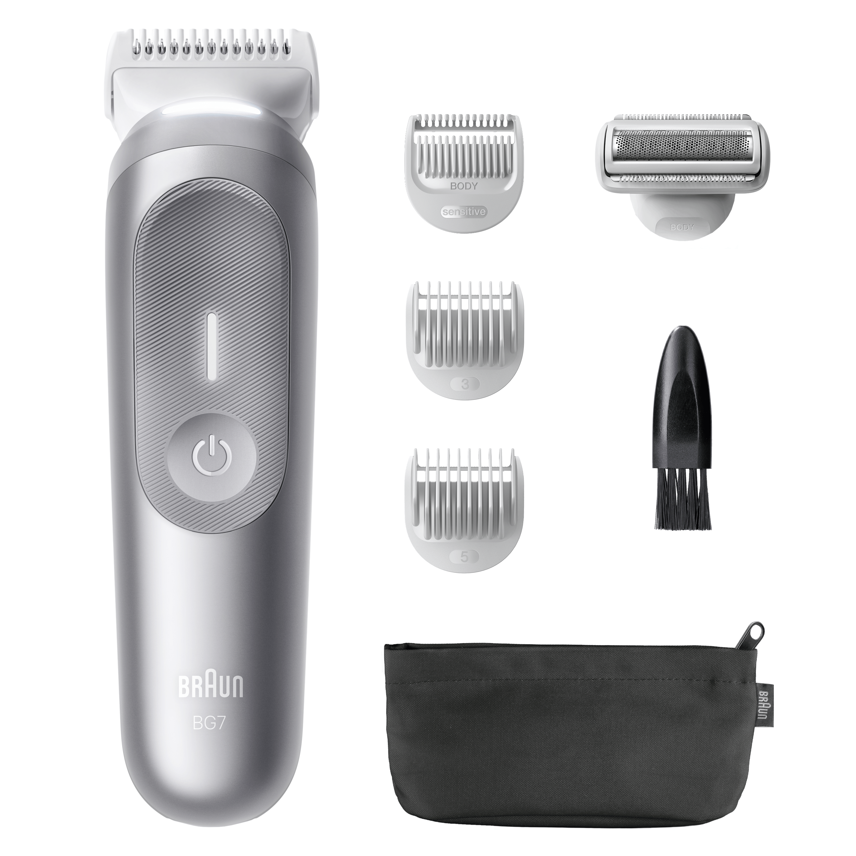 Un kit de aseo para hombre plateado con recortadora, protectores, un cepillo y una bolsa sobre blanco.