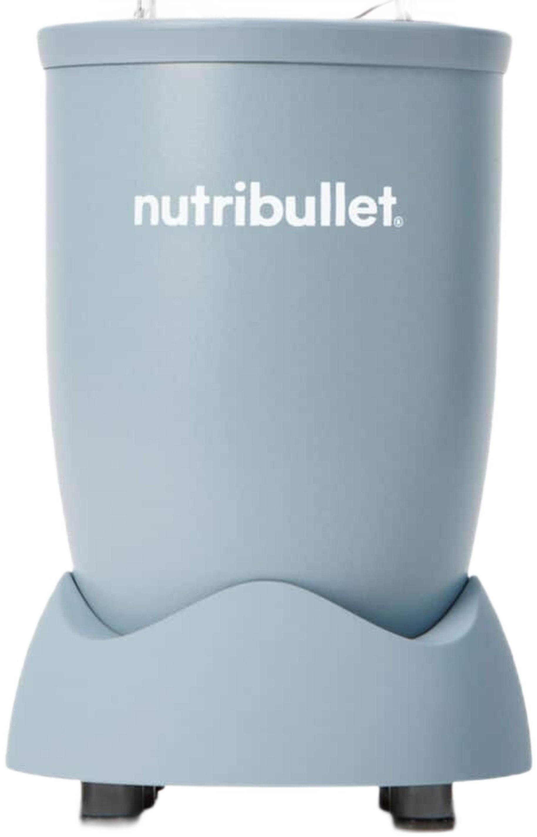 Jasnoniebieska podstawa i kubek blendera Nutribullet. Białe logo "nutribullet" jest widoczne na kubku.