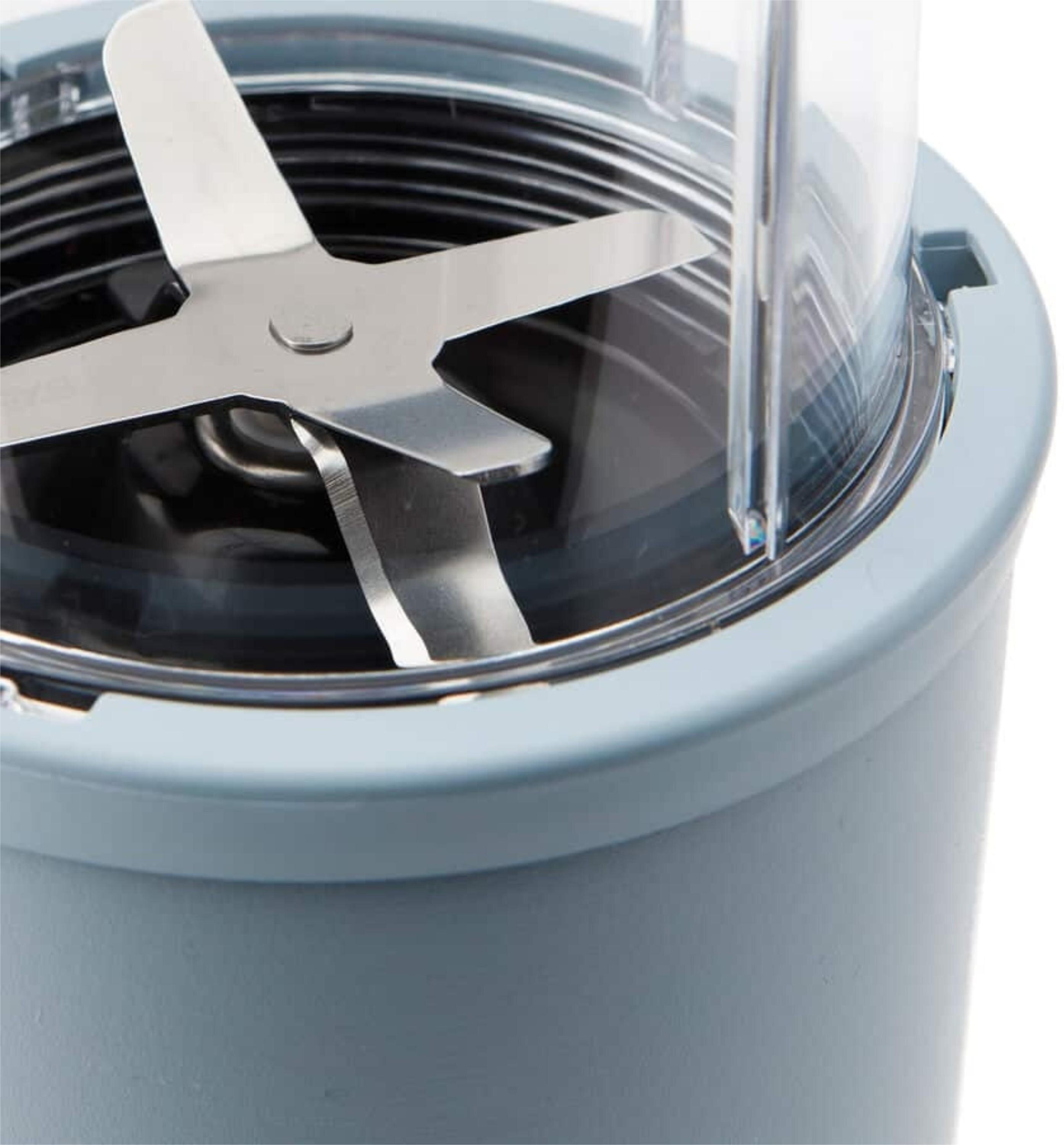 Zbliżenie ostrza blendera w niebieskim pojemniku. Widoczna przezroczysta pokrywa.