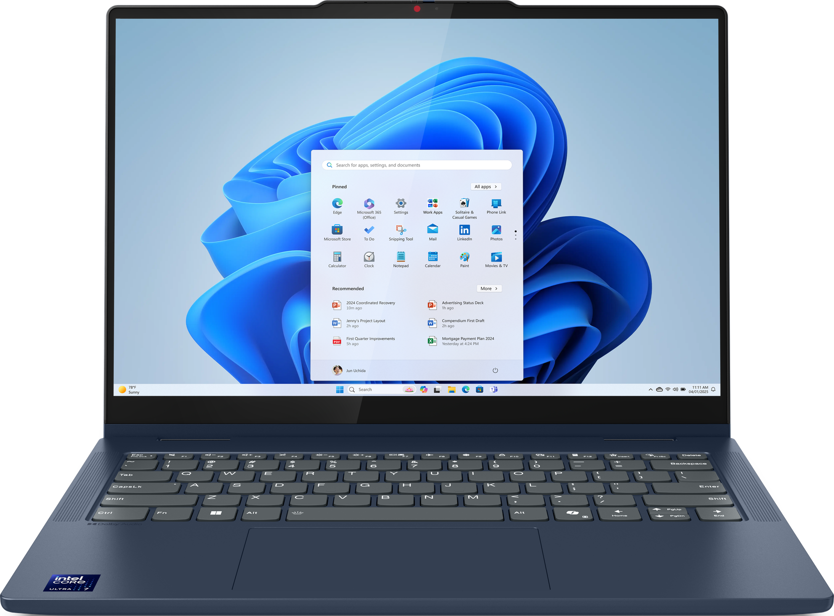 Ein blauer Laptop zeigt das Windows 11 Startmenü. Schwarzer Hintergrund.