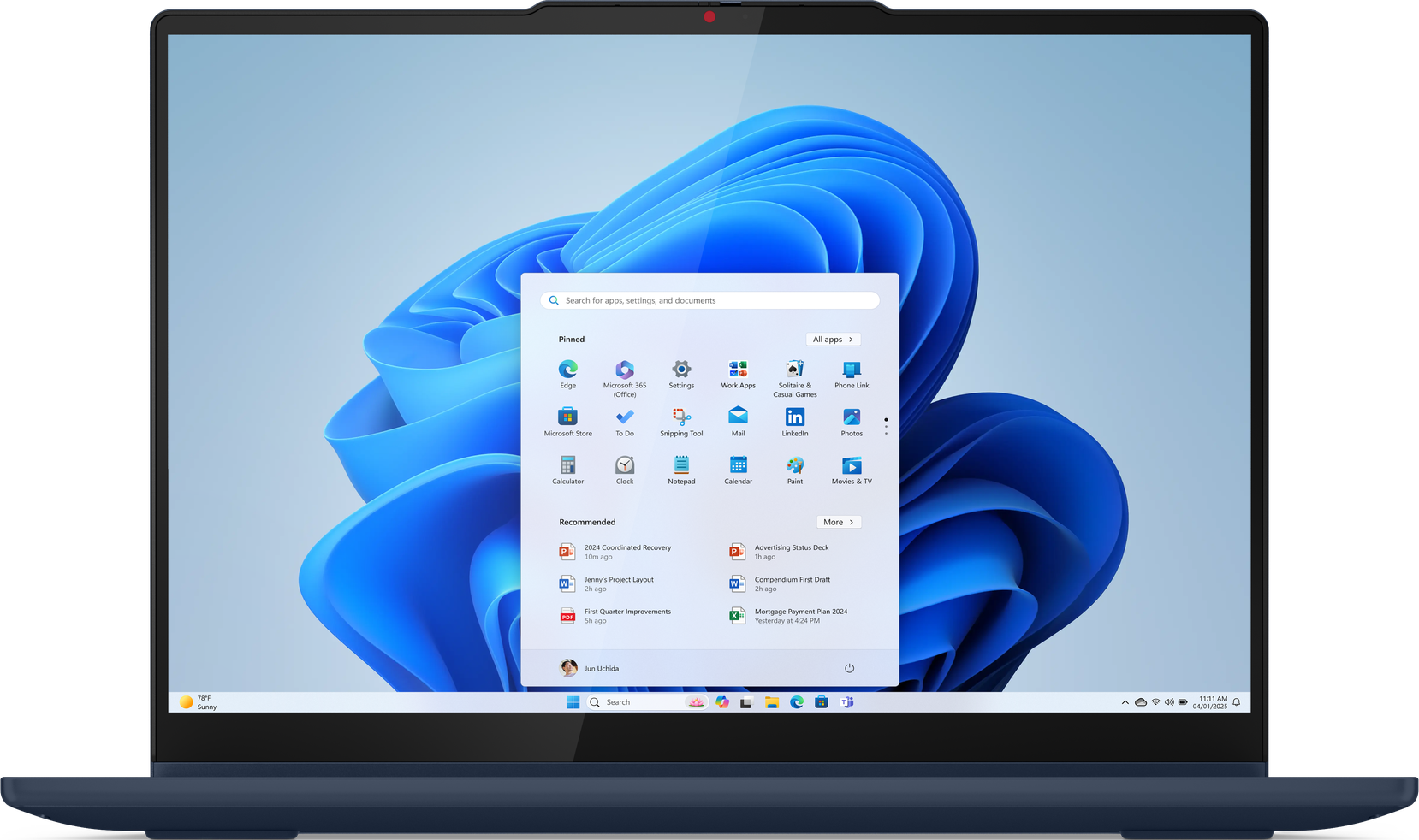 Ein Laptop, der eine Windows 11-Oberfläche mit App-Symbolen und einer Suchleiste anzeigt.